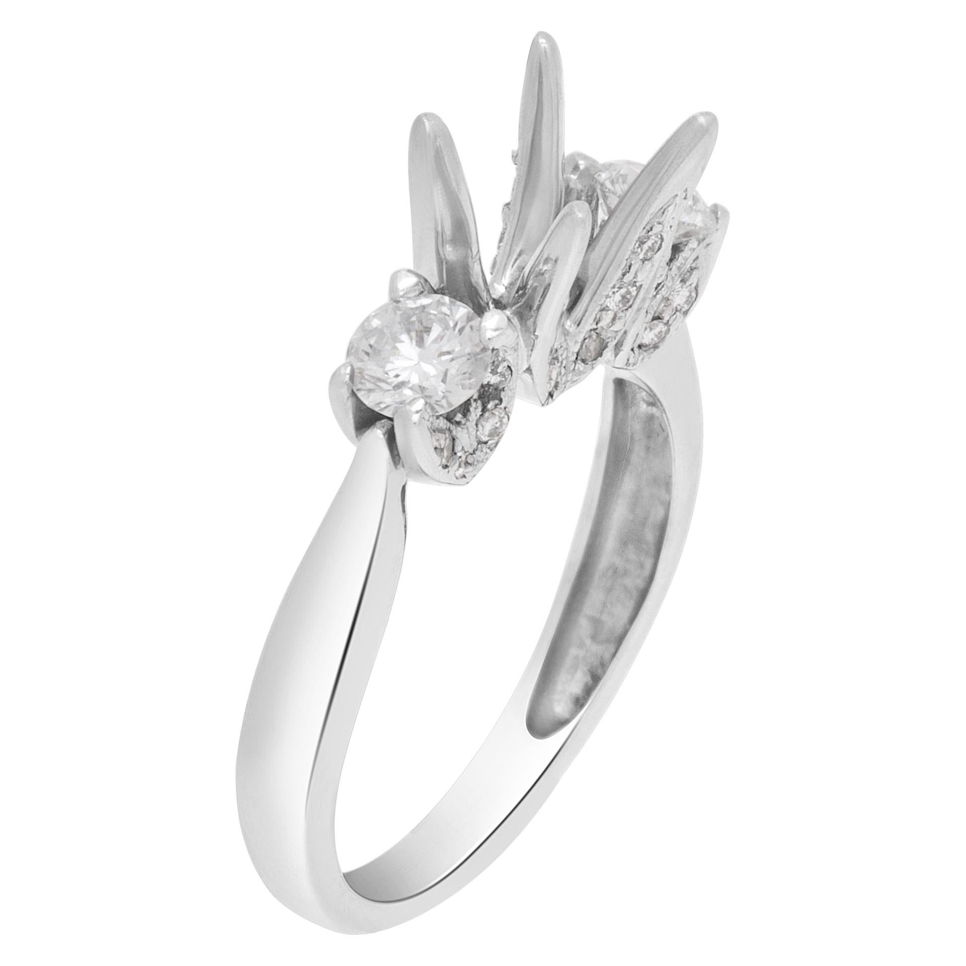 Questo anello con diamante e 2 diamanti laterali in oro bianco 18 carati è attualmente di misura 5,5. Alcuni articoli possono essere aumentati o diminuiti, chiedi pure! Pesa 2,1 pennyweights e ha un valore di 18k.
