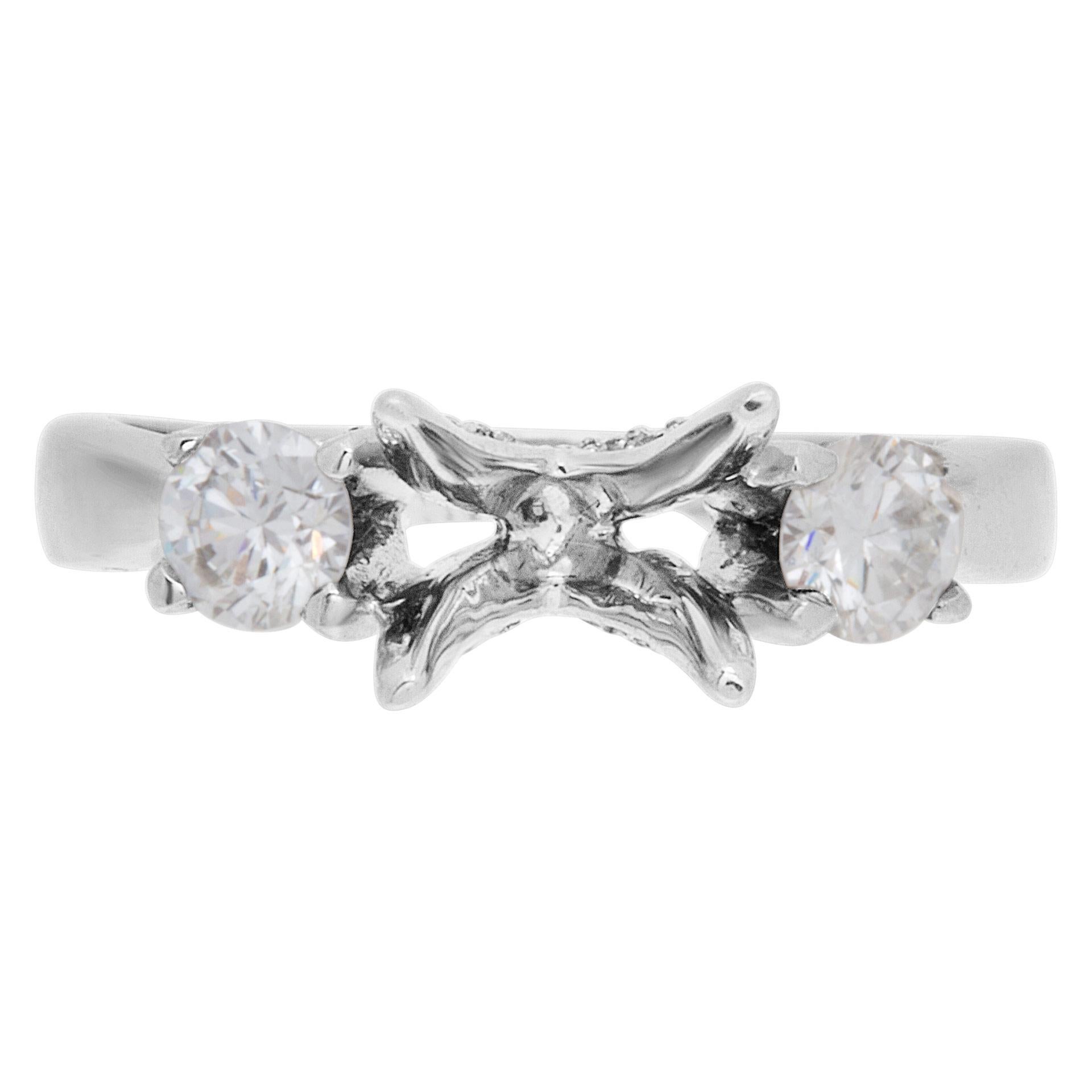 Incastonatura di diamanti con 2 diamanti laterali in oro bianco 18 carati In condizioni ottime in vendita a Surfside, FL