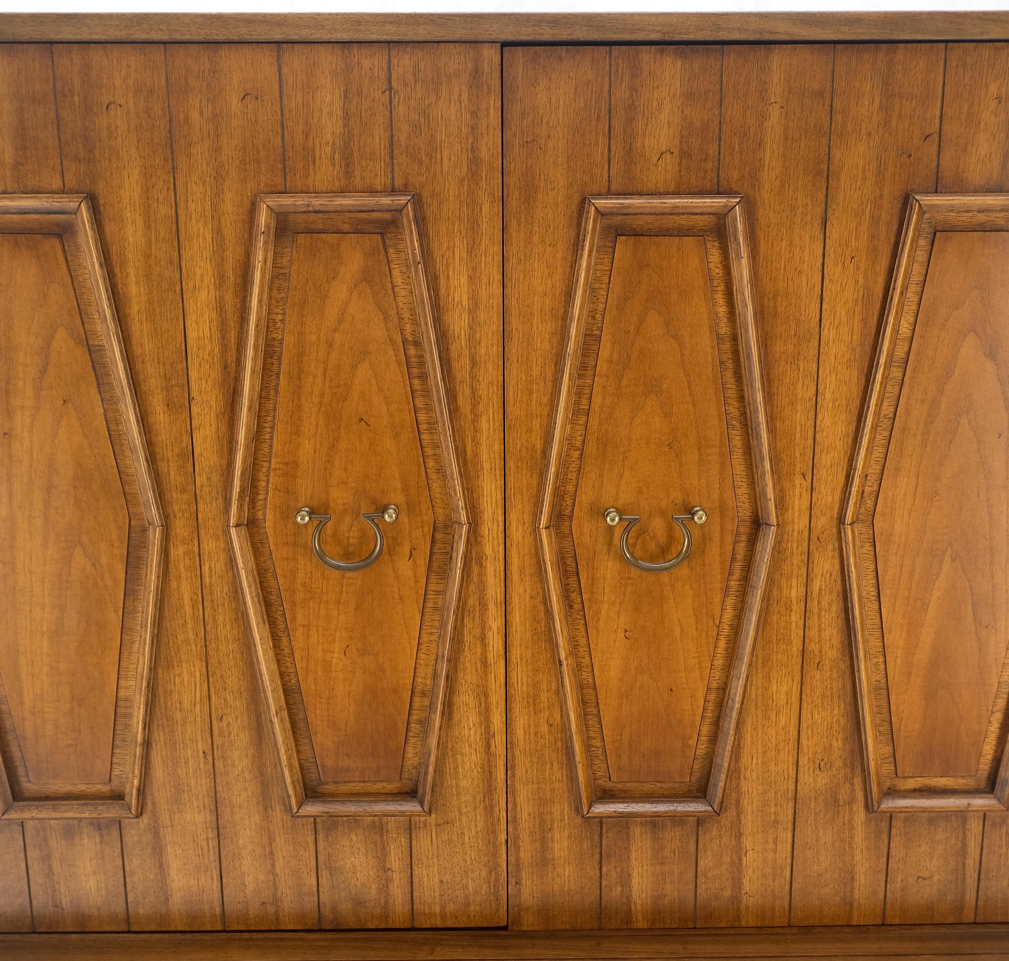 Mid-Century Modern Façade de porte en forme de diamant Façade de porte en forme de sabot de cheval Poignées de tirage en laiton Commode High Boy MINT en vente