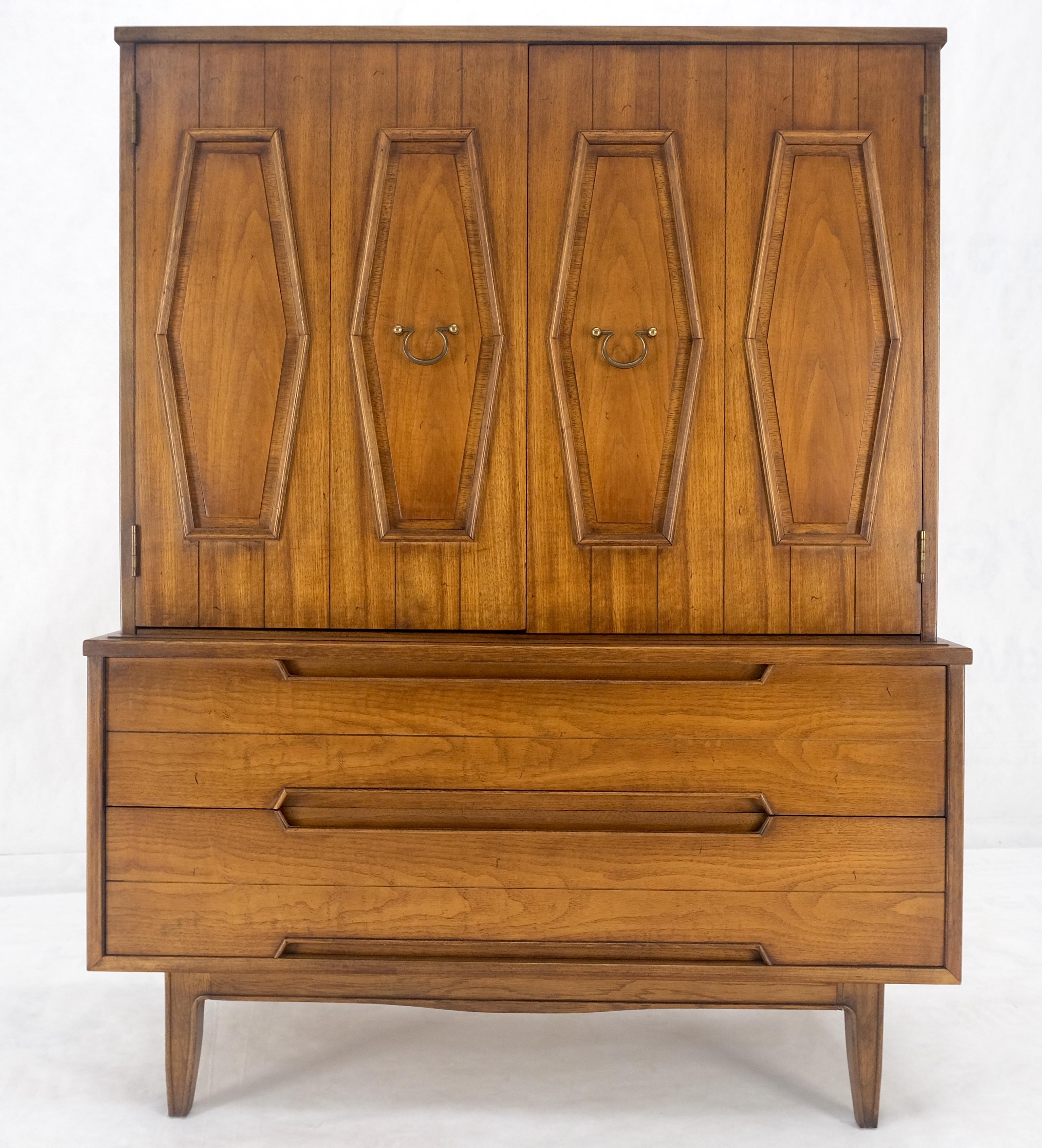 Américain Façade de porte en forme de diamant Façade de porte en forme de sabot de cheval Poignées de tirage en laiton Commode High Boy MINT en vente