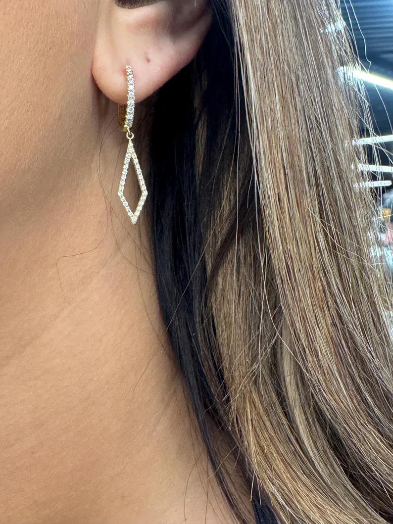 Contemporain Boucles d'oreilles pendantes en or jaune 14 carats avec diamants de 0,40 carat en vente