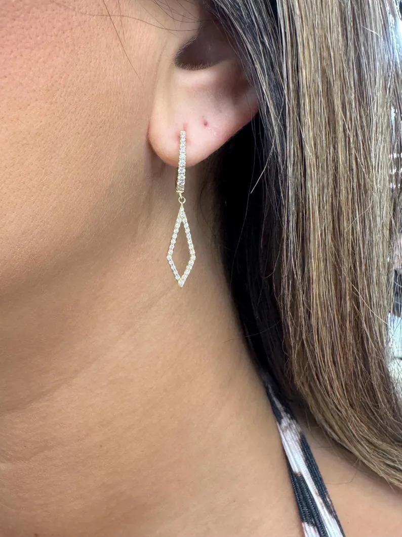 Boucles d'oreilles pendantes en or jaune 14 carats avec diamants de 0,40 carat Neuf - En vente à New York, NY