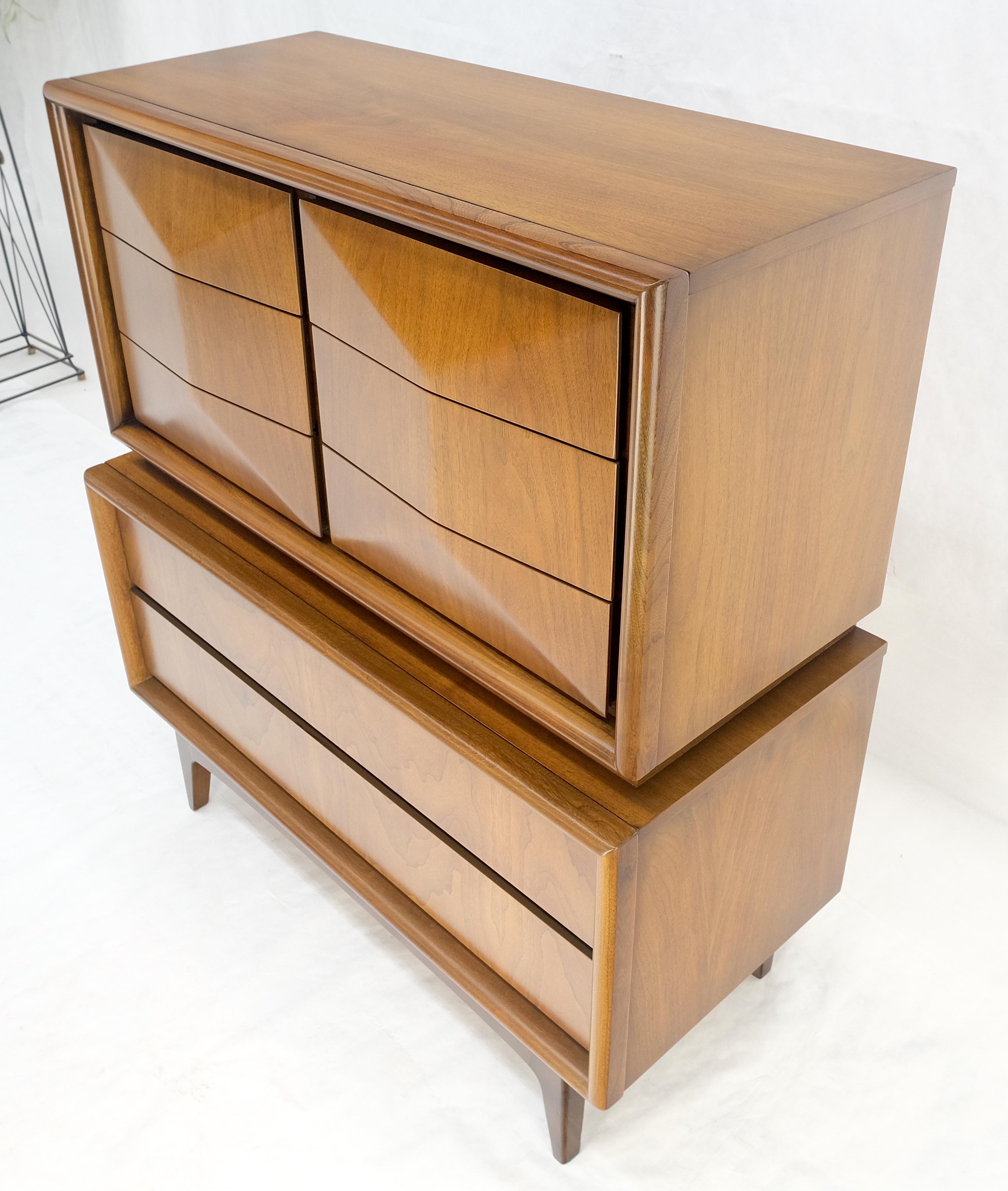 Cassetti frontali a forma di diamante Cassettone alto in noce del Mid Century Modern Dresser MINT! in vendita 3