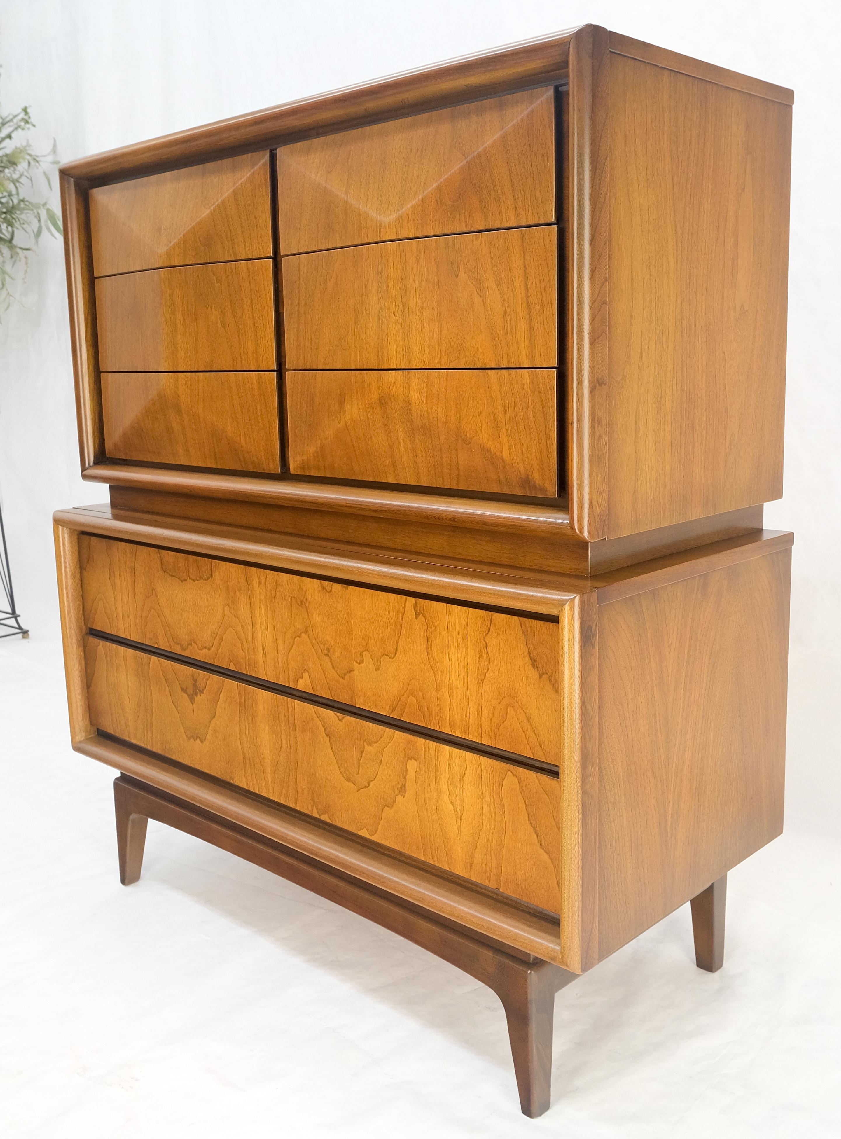 Cassetti frontali a forma di diamante Cassettone alto in noce del Mid Century Modern Dresser MINT! in vendita 4
