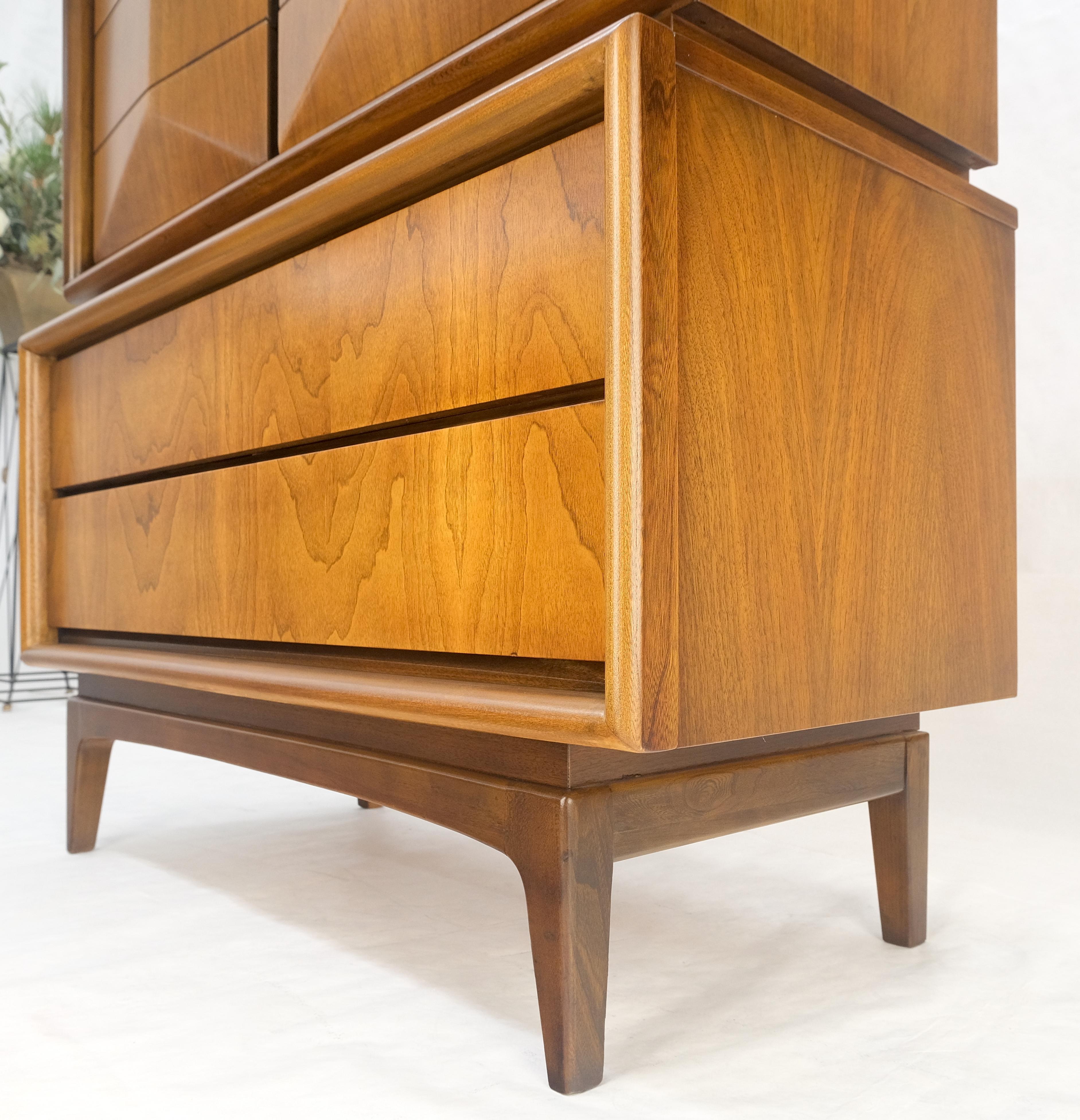Cassetti frontali a forma di diamante Cassettone alto in noce del Mid Century Modern Dresser MINT! in vendita 5
