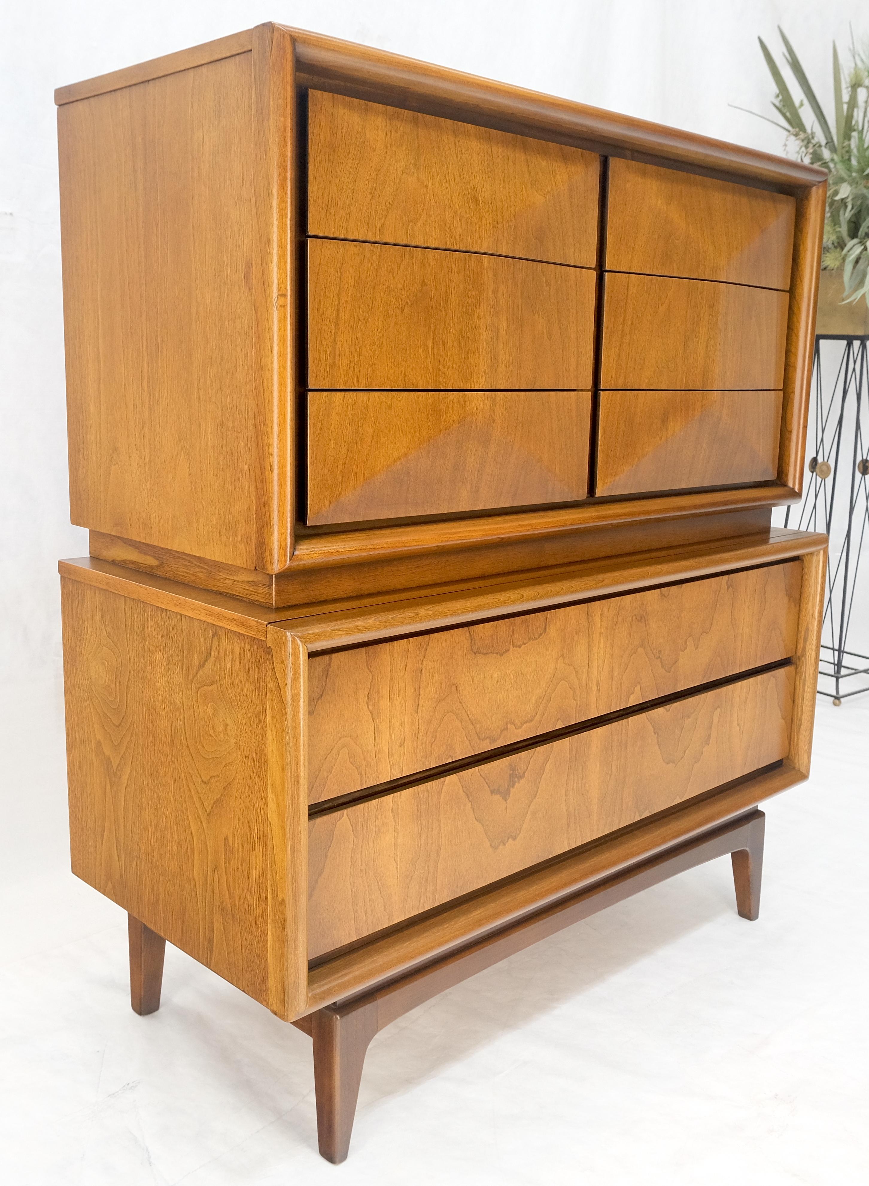 Cassetti frontali a forma di diamante Cassettone alto in noce del Mid Century Modern Dresser MINT! in vendita 6
