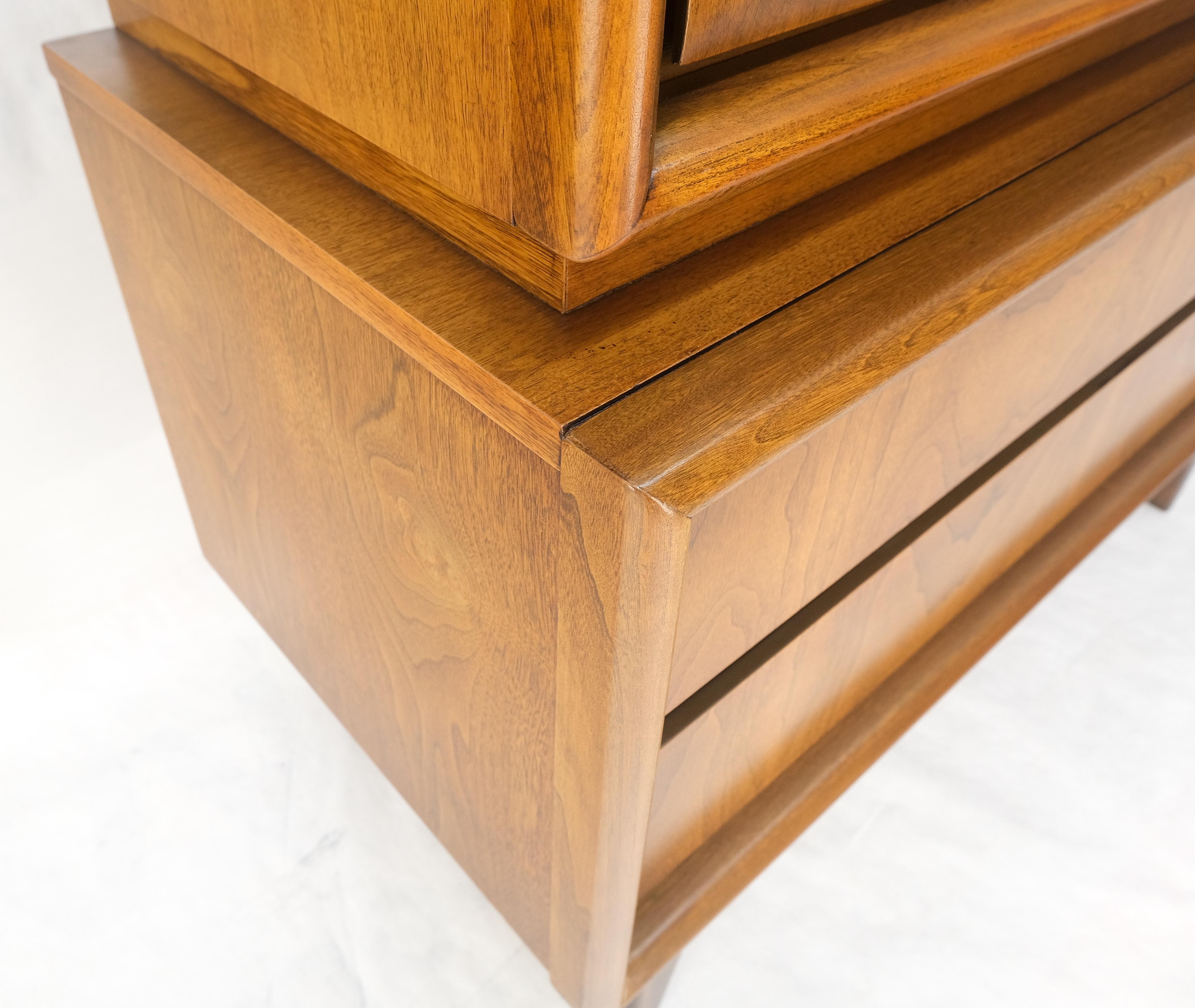 Cassetti frontali a forma di diamante Cassettone alto in noce del Mid Century Modern Dresser MINT! in vendita 8
