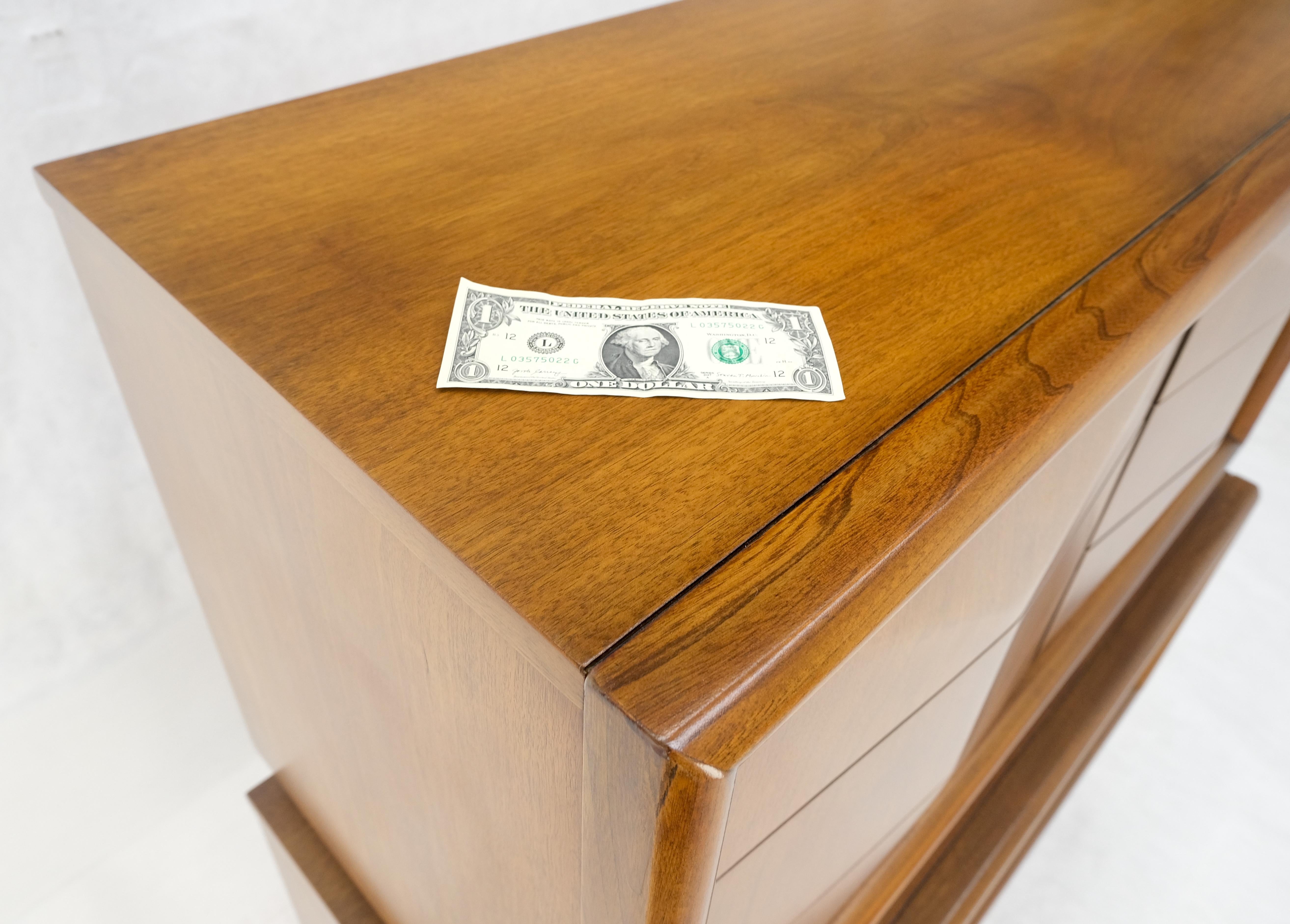 Cassetti frontali a forma di diamante Cassettone alto in noce del Mid Century Modern Dresser MINT! in vendita 9