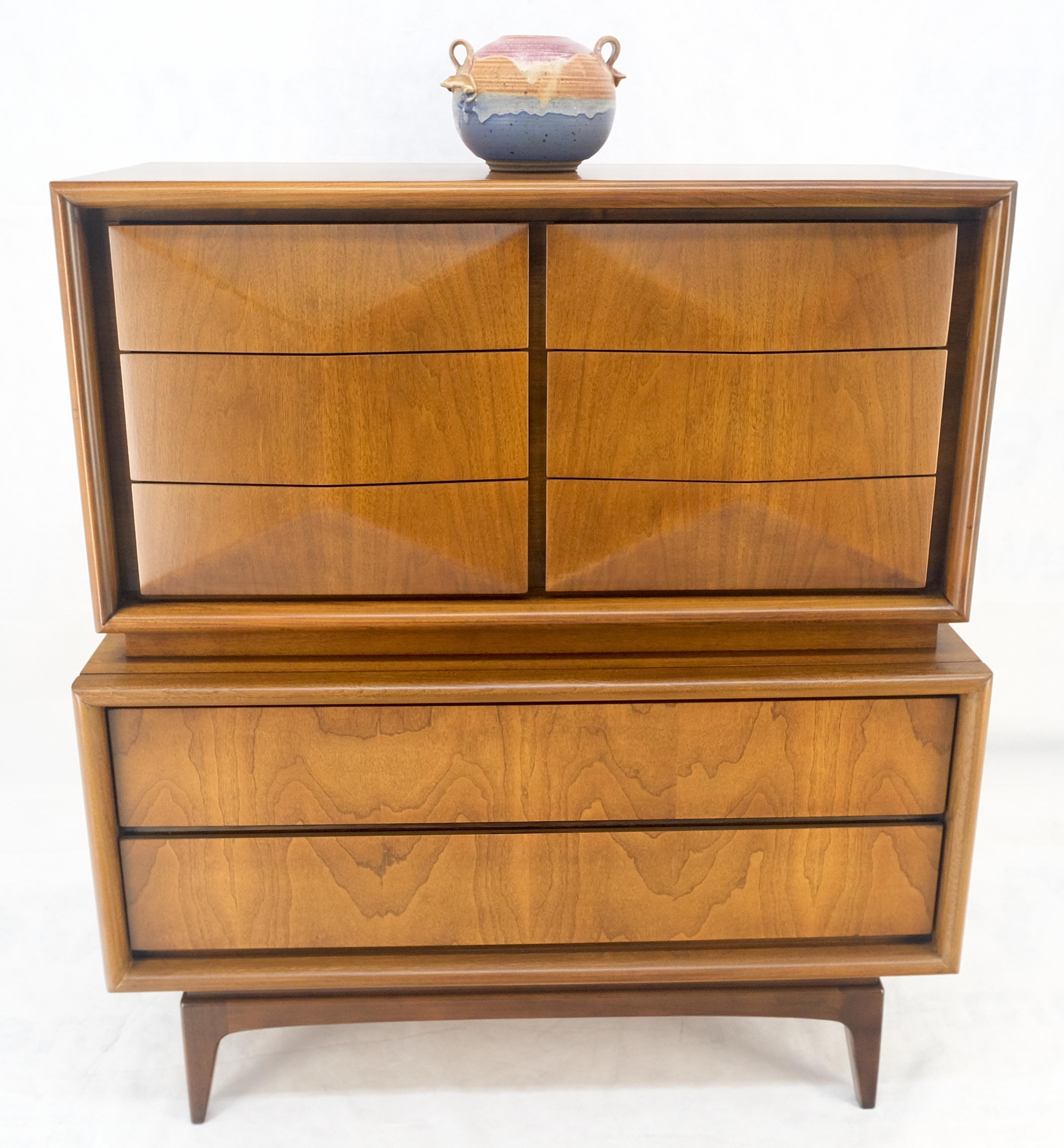 Cassetti frontali a forma di diamante Cassettone alto in noce del Mid Century Modern Dresser MINT! in vendita 12