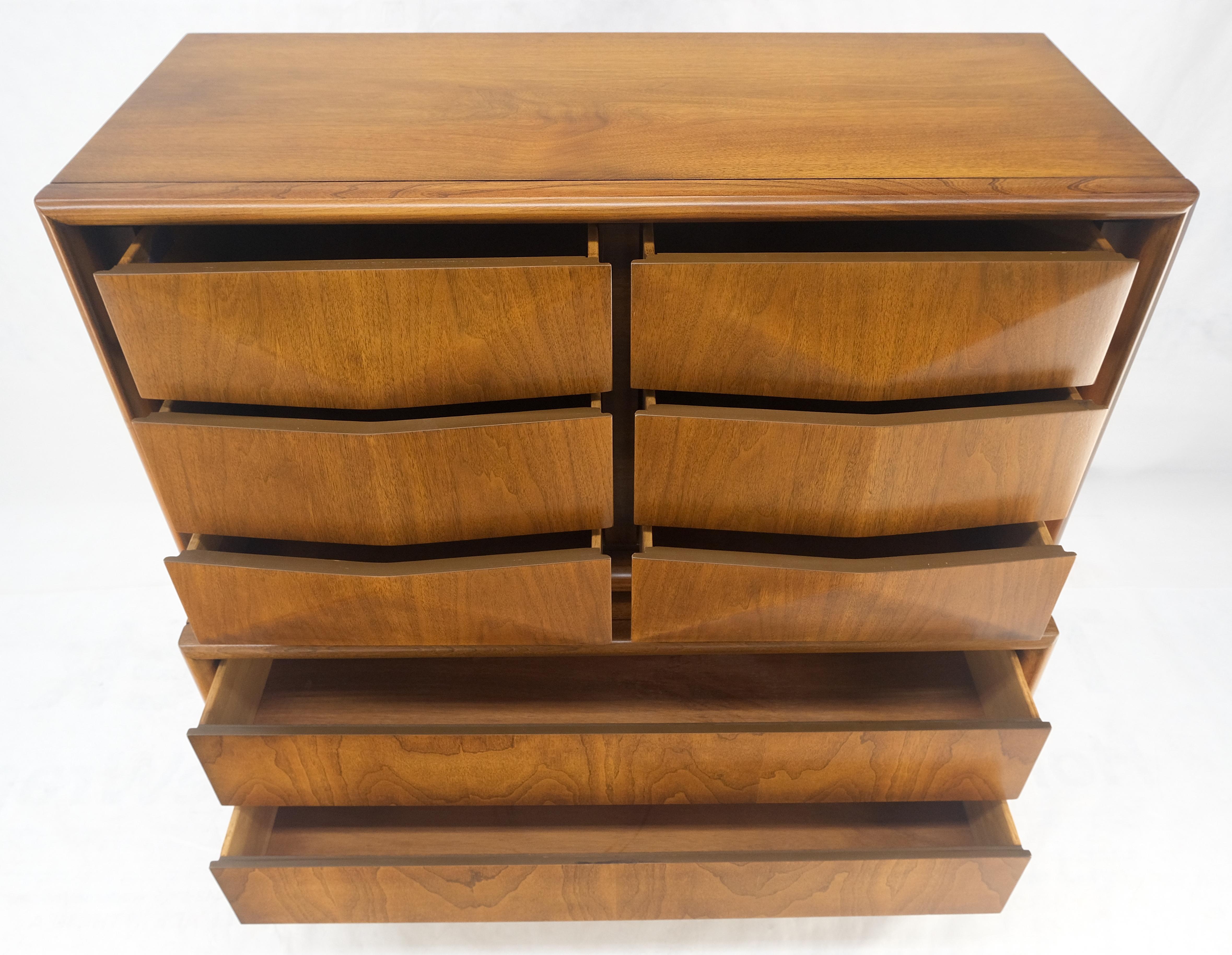 Noce Cassetti frontali a forma di diamante Cassettone alto in noce del Mid Century Modern Dresser MINT! in vendita