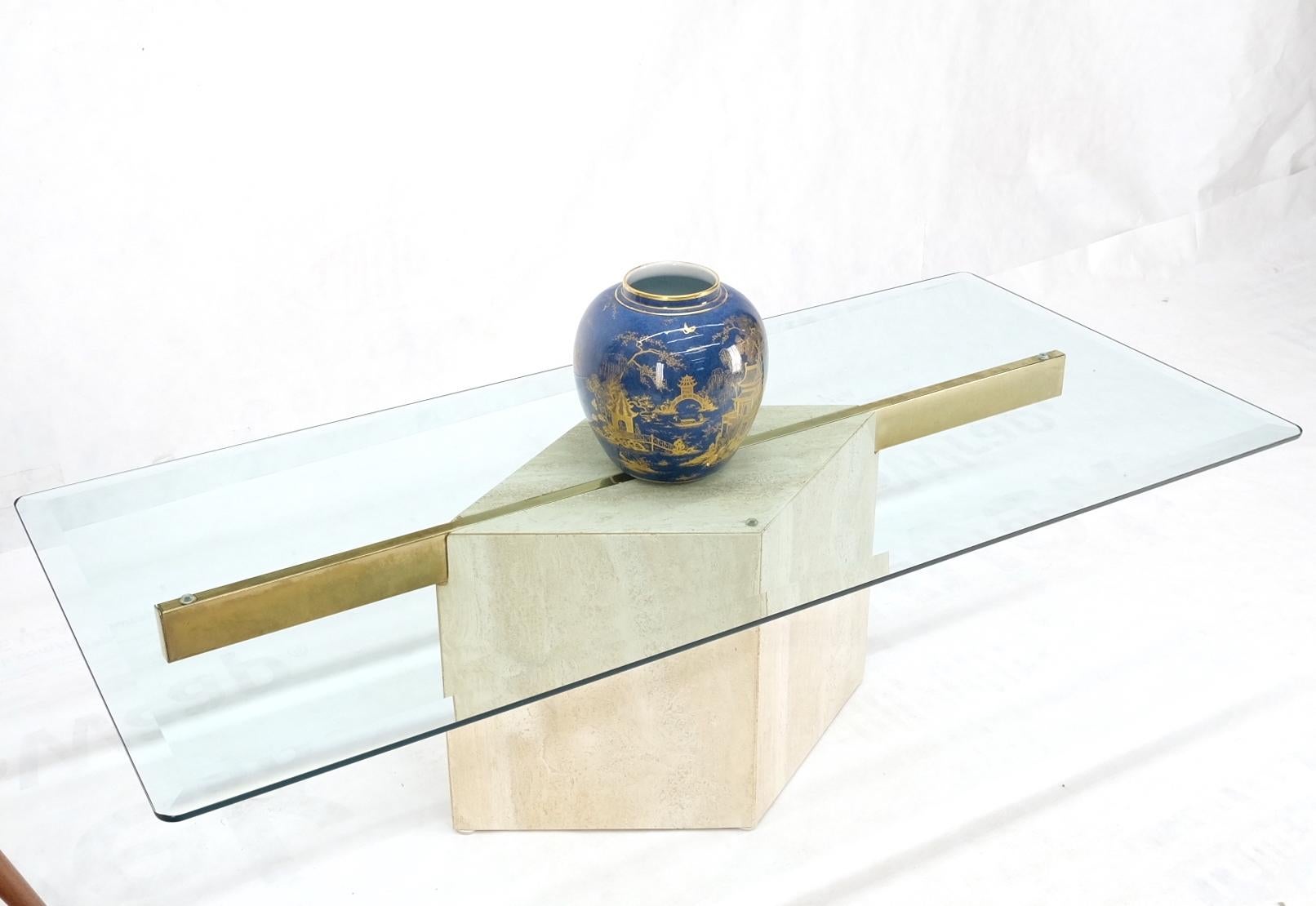 Table basse rectangulaire à piédestal en forme de diamant, base en travertin, plateau en verre, menthe.