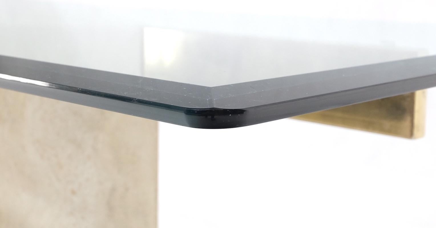 Mid-Century Modern Table basse rectangulaire menthe à piédestal en forme de diamant et base en travertin avec plateau en verre en vente