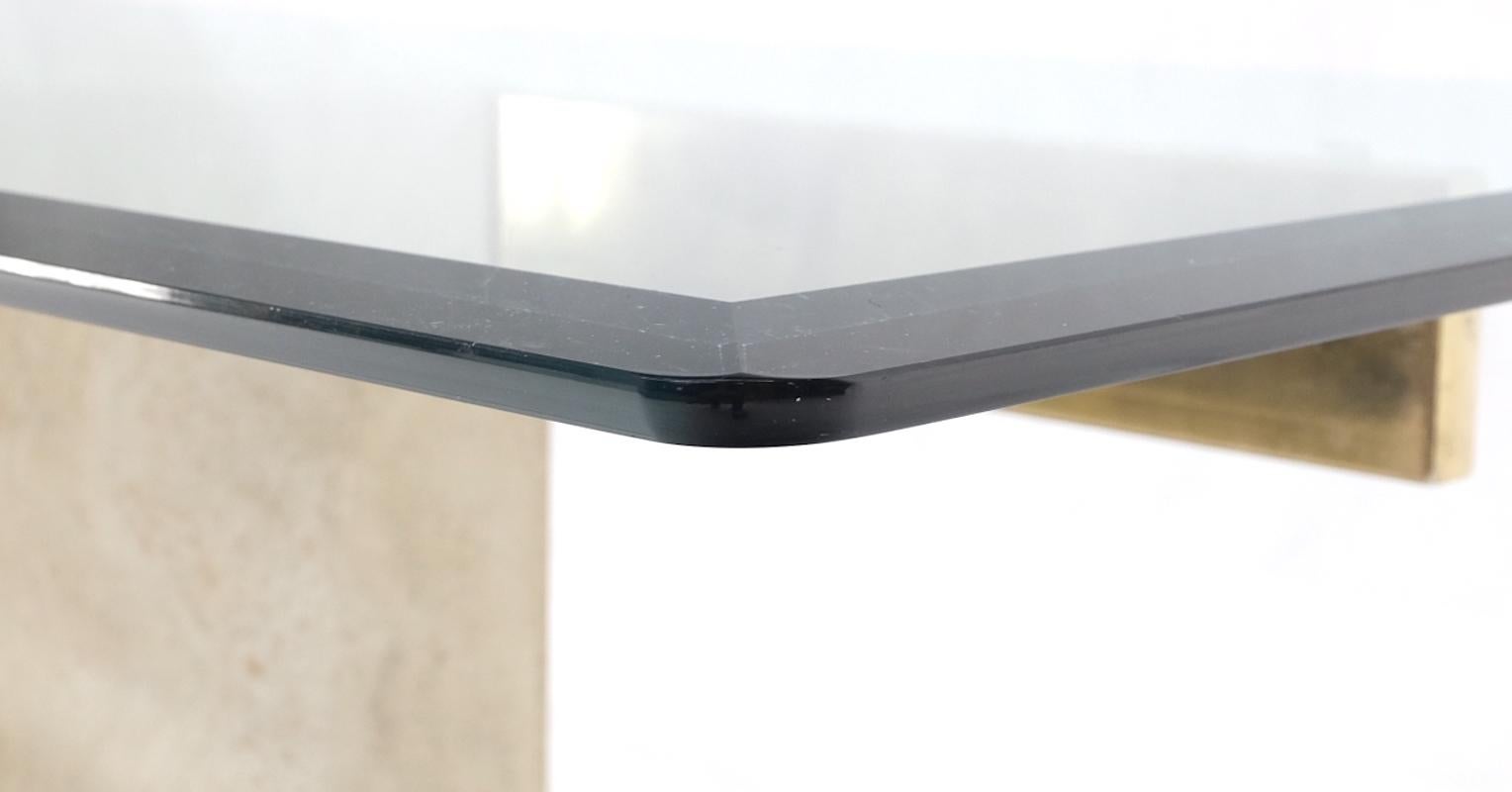 Pedestal en forma de diamante Base de travertino Tapa de cristal Mesa de centro rectangular Menta Moderno de mediados de siglo en venta