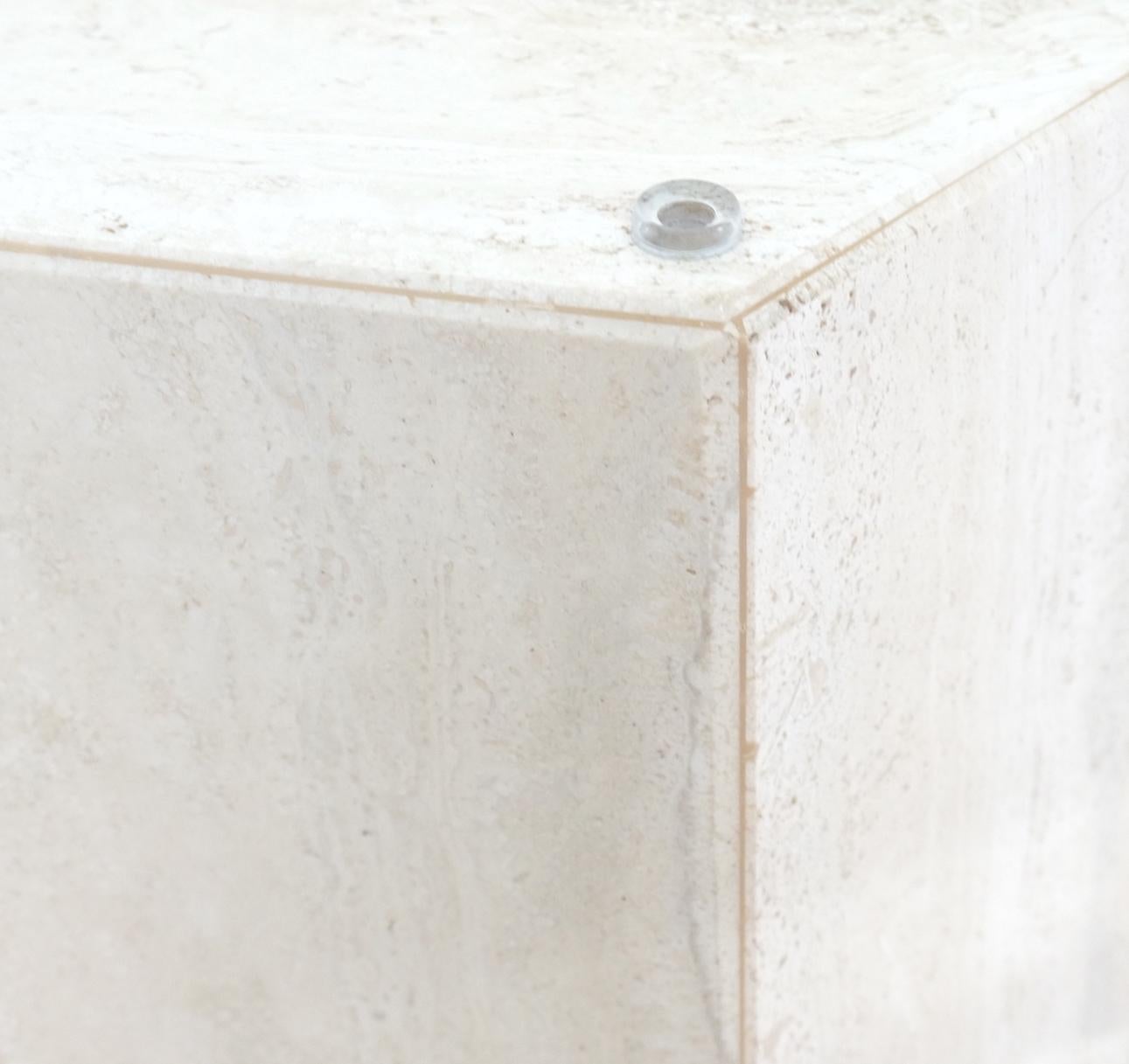 Pedestal en forma de diamante Base de travertino Tapa de cristal Mesa de centro rectangular Menta siglo XX en venta