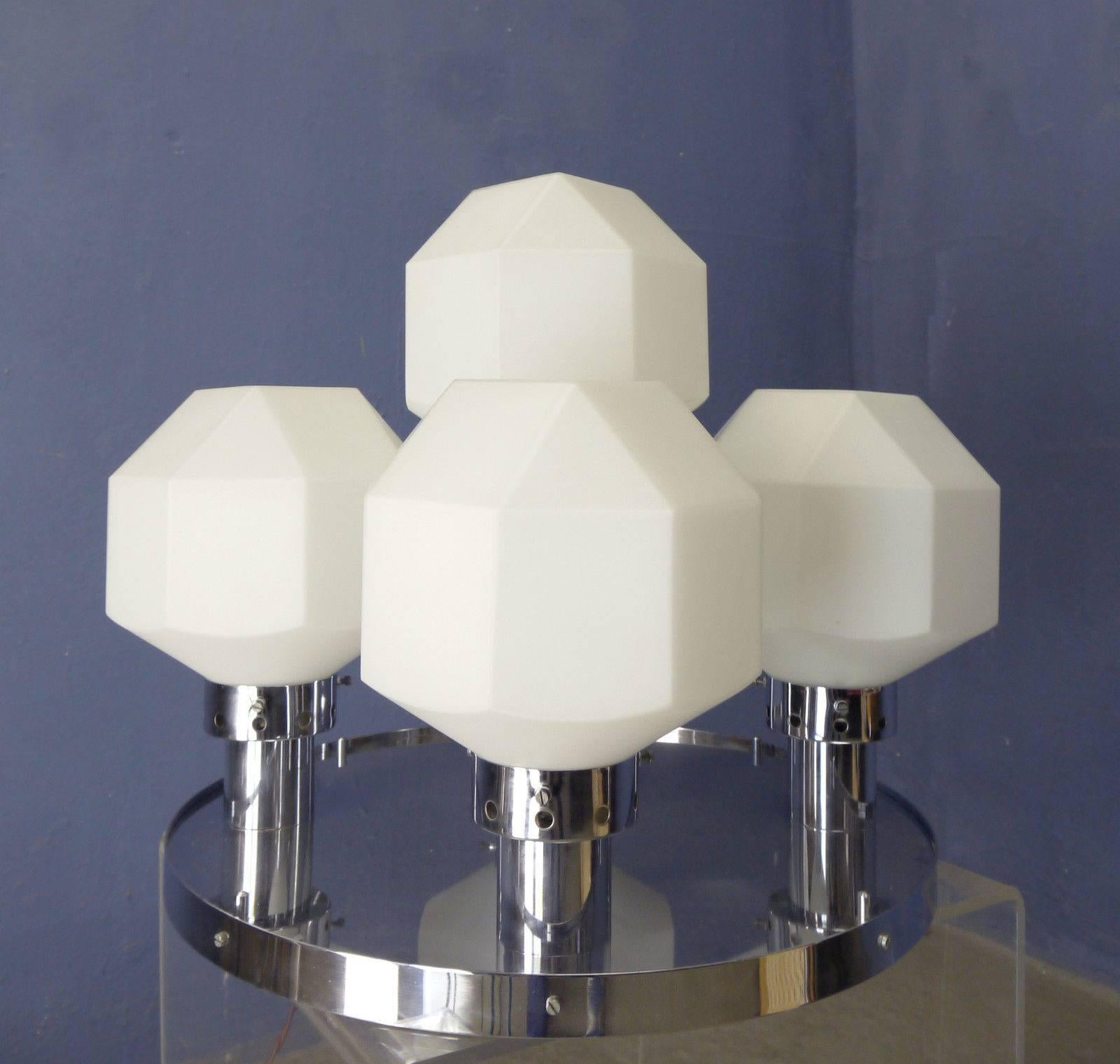 Große Wand- und/oder Hängelampe, Rautenform
Deutschland - Design, ca. 1970. Material: Verchromtes Metall und Glas
Abmessungen des Sockels: Durchmesser 50 cm
Abmessungen des Diamantglases: D 20 cm
Gesamthöhe: 45 cm. Gewicht: 11 kg.