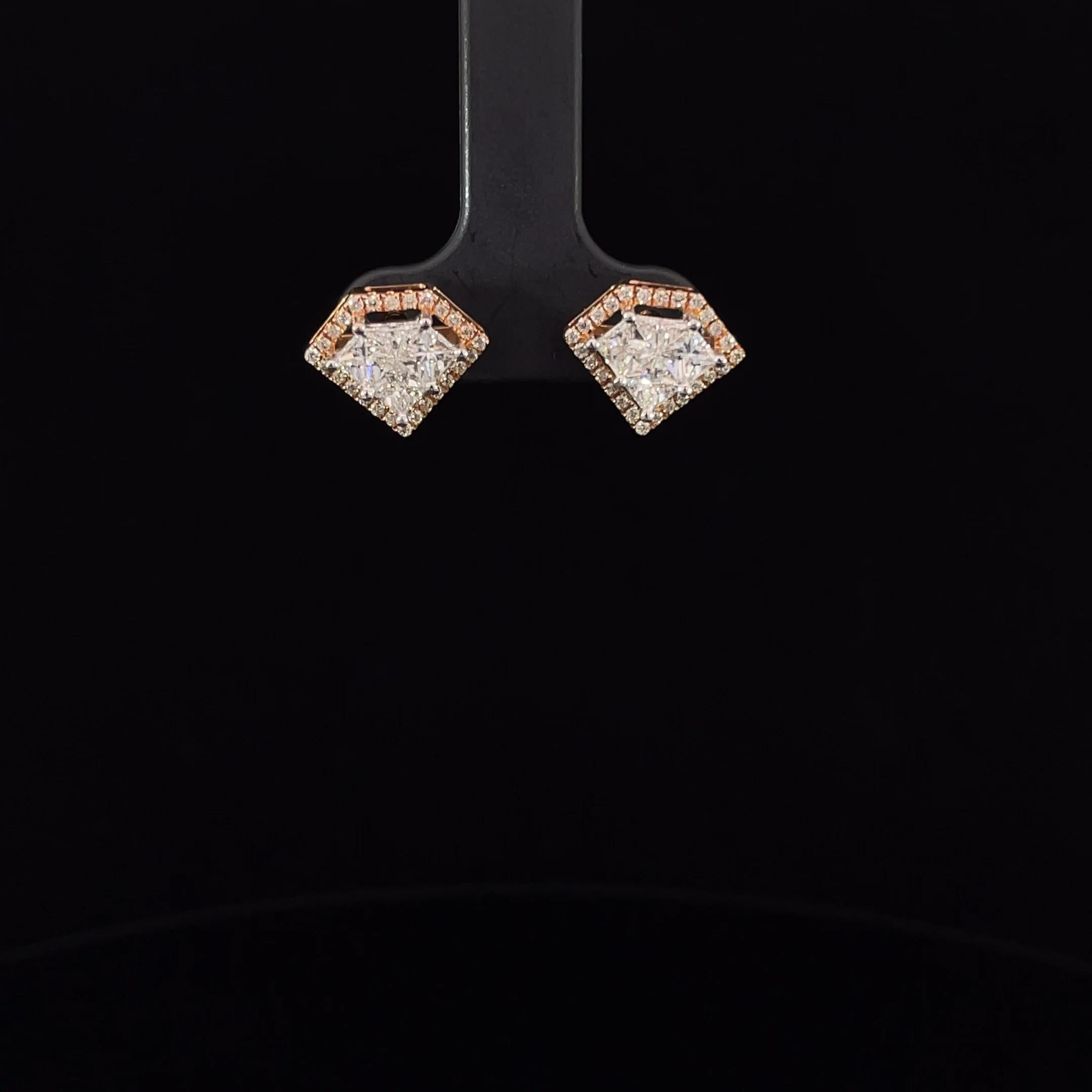 Voici notre Eleg en forme de diamant, une incarnation éblouissante de l'élégance moderne et de la sophistication. Ces boucles d'oreilles sont ornées d'un diamant central de taille ronde et brillante, pesant 0,2 carat, entouré d'un diamant de taille