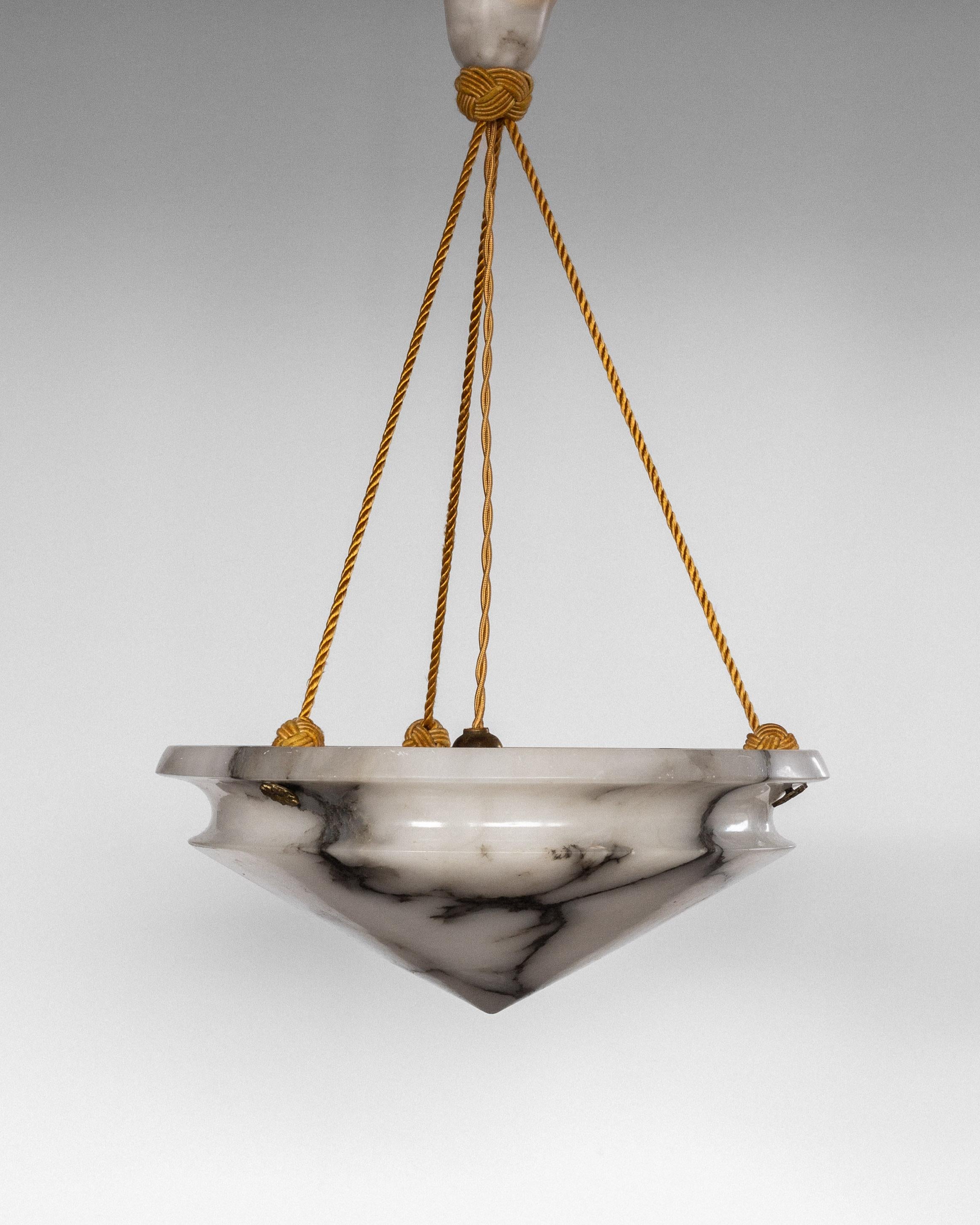 Exceptionnelle lampe suspendue en albâtre Art Déco datant des années 1930. Cette pièce étonnante présente un design distinctif en forme de diamant, sculpté à la main à partir d'un seul bloc d'albâtre. Le pendentif est suspendu par des cordes de