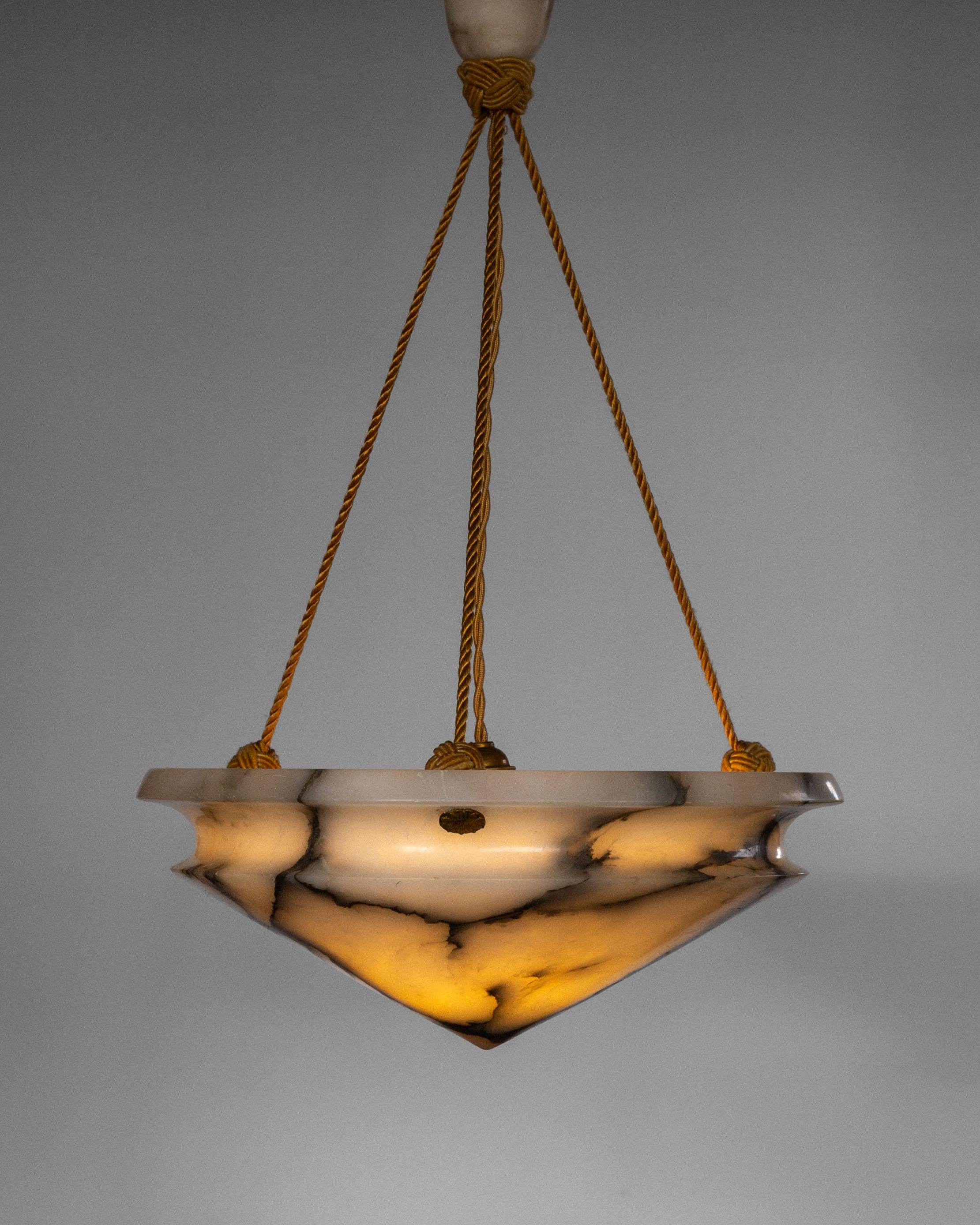 Pendentif en albâtre en forme de diamant avec des veines noires et blanches, années 1930, Art déco Bon état - En vente à Stockholm, SE
