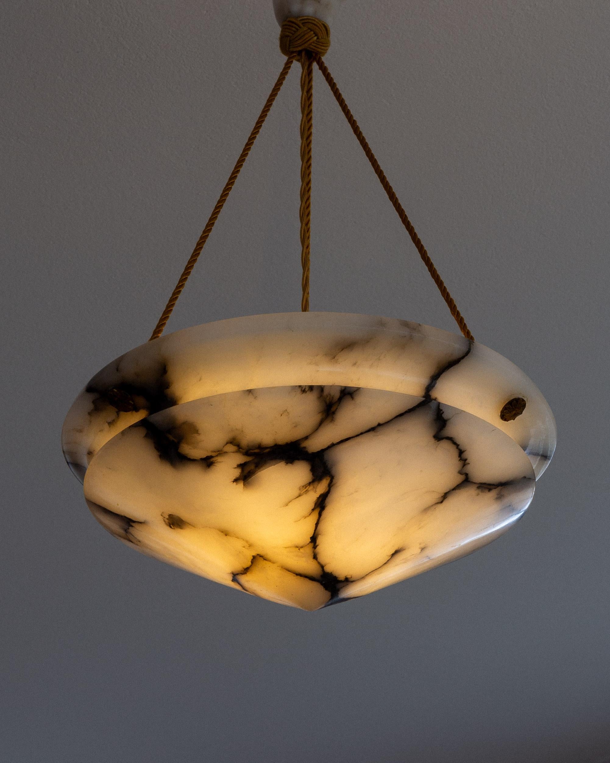 Albâtre Pendentif en albâtre en forme de diamant avec des veines noires et blanches, années 1930, Art déco en vente
