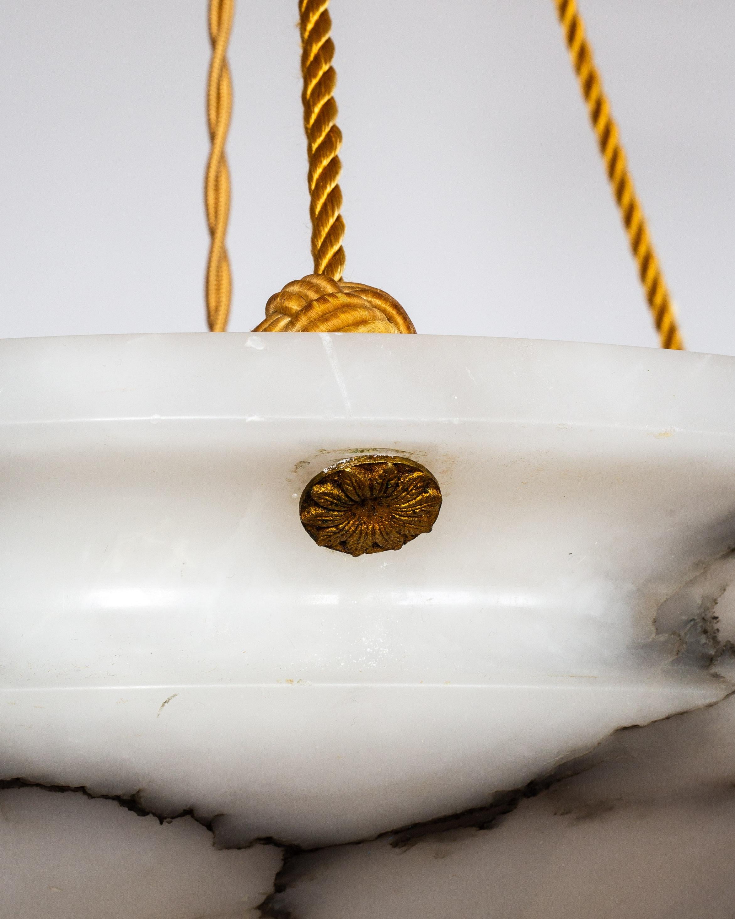 Pendentif en albâtre en forme de diamant avec des veines noires et blanches, années 1930, Art déco en vente 2