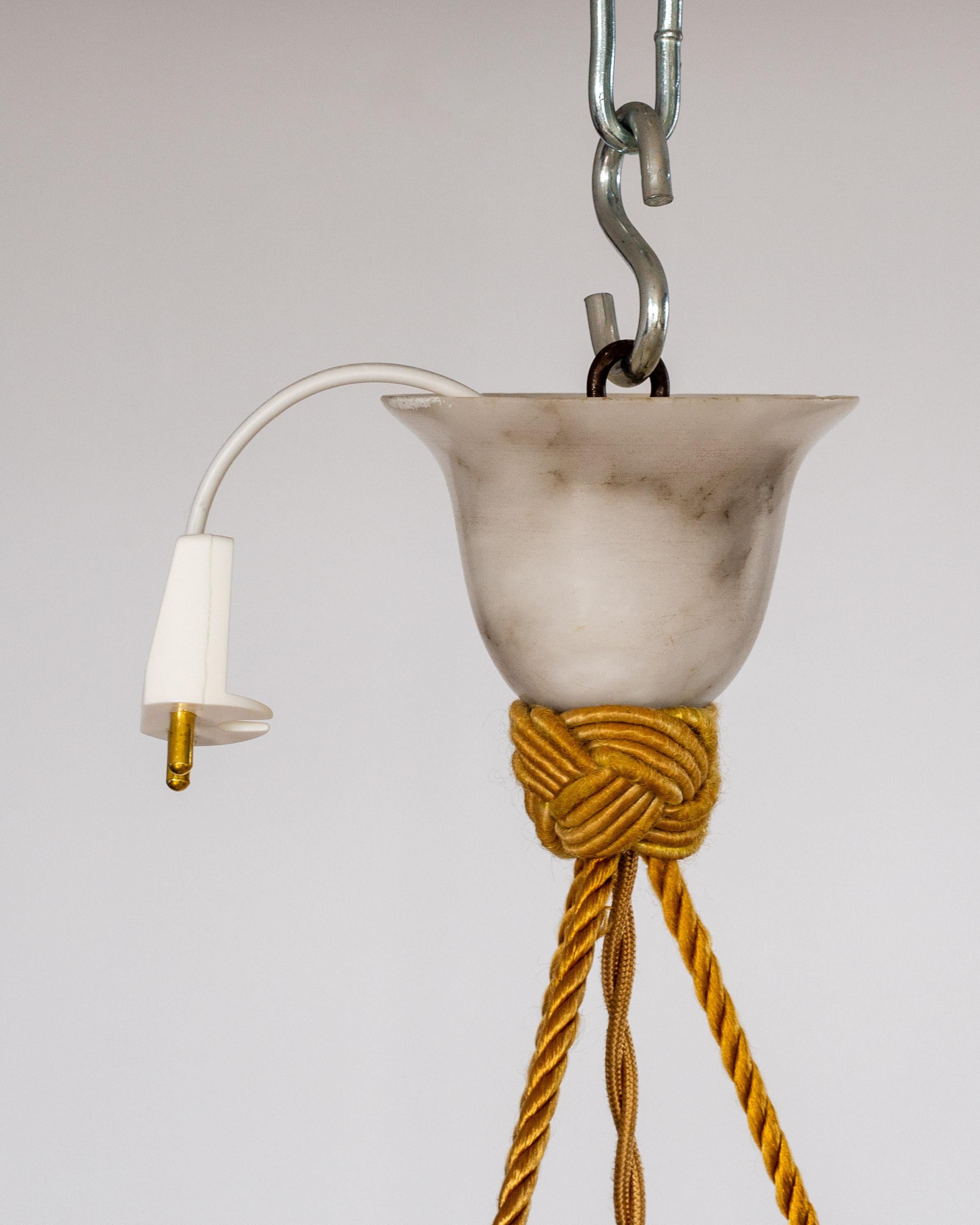 Pendentif en albâtre en forme de diamant avec des veines noires et blanches, années 1930, Art déco en vente 4