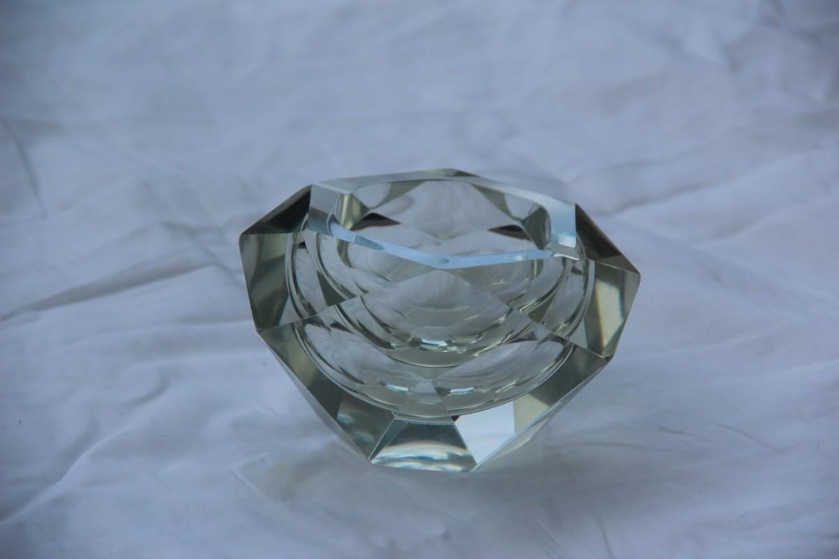Posacenere a forma di diamante con design Italia 1960 in vetro trasparente.