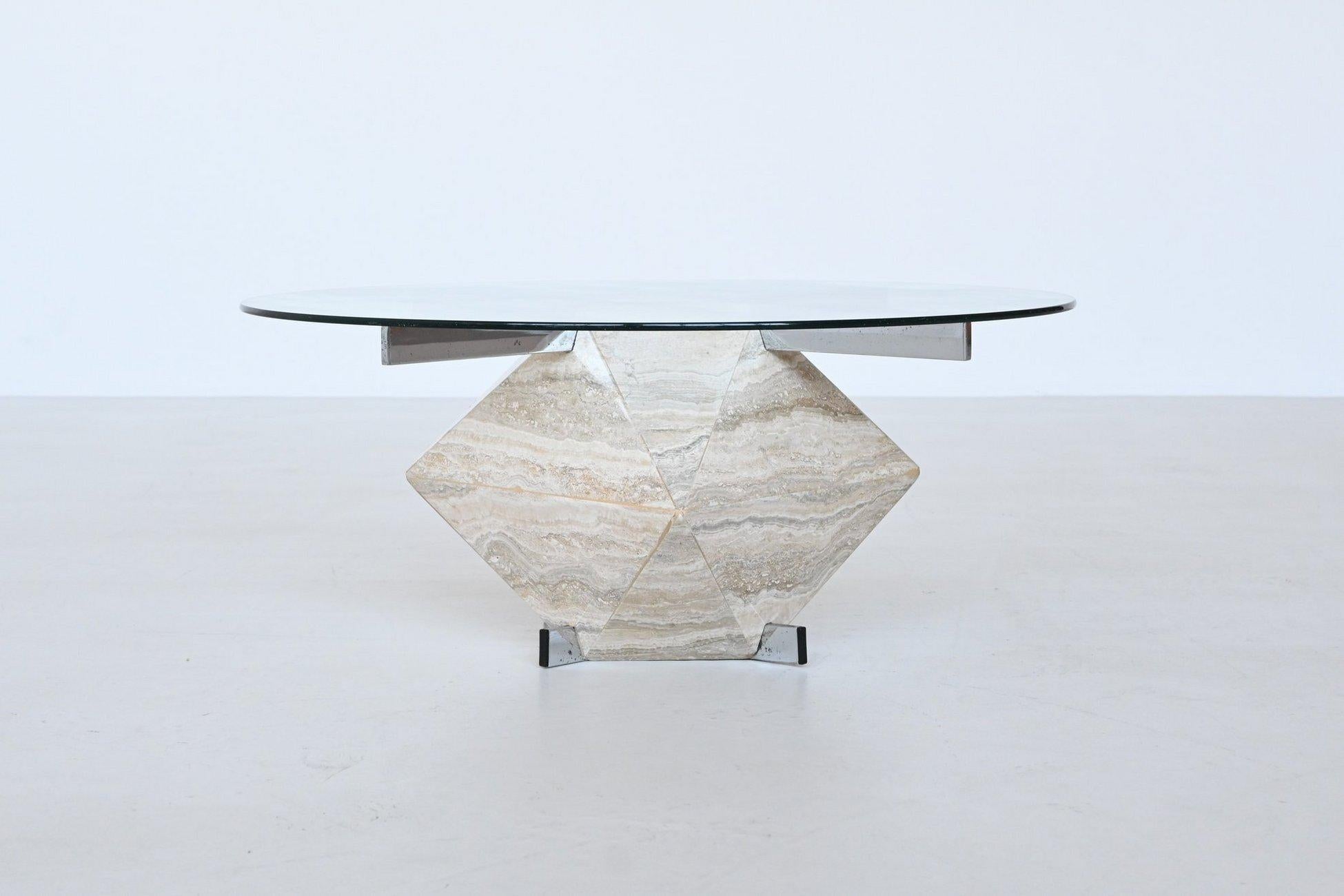 Magnifique et unique table basse en forme de diamant par un designer ou fabricant inconnu, Italie 1970. Cette table artisanale est fabriquée en travertin et présente un motif et une texture étonnants. Il est doté d'un plateau en verre rond soutenu