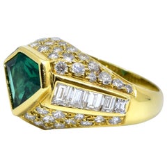 Anello con smeraldo e diamante a forma di smeraldo e diamante in oro giallo 18 carati con rialzo