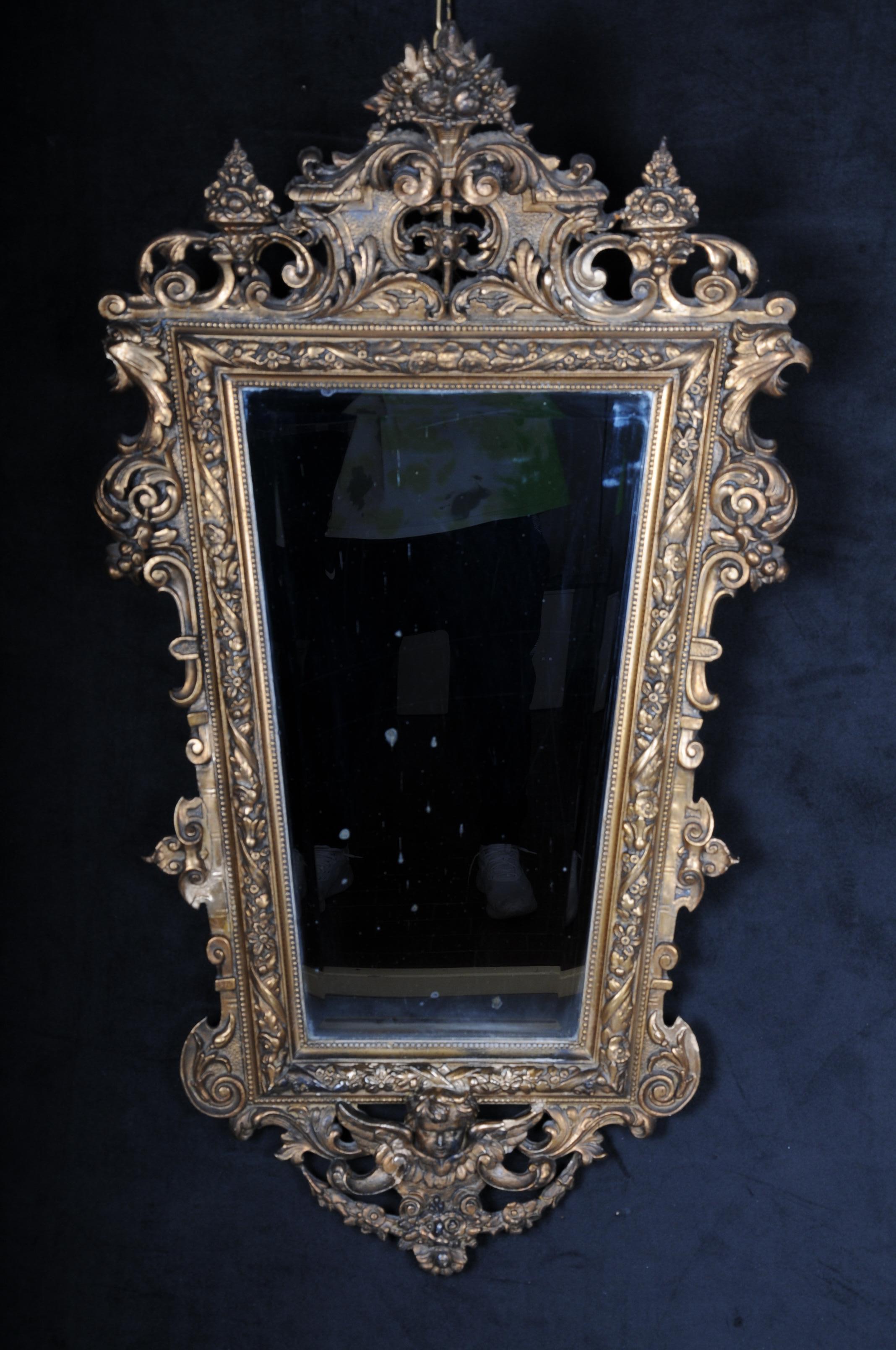 Miroir mural historiciste en forme de diamant, or vers 1870

Magnifique miroir mural historiciste, Allemagne vers 1870.
Des éléments décoratifs travaillés de manière élaborée avec des éléments décoratifs ornés. Miroir conique avec un couronnement