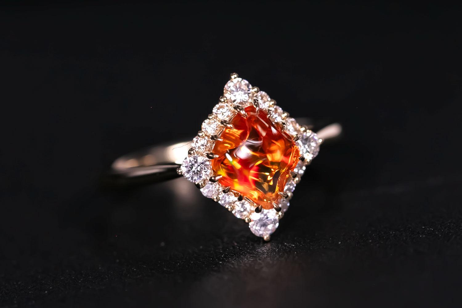 Anillo de compromiso de diamantes en forma de ópalo de fuego mexicano de oro amarillo de 18 quilates en venta 1