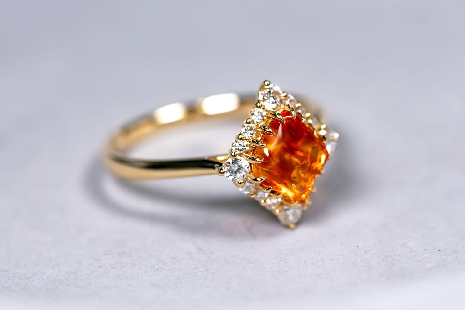 Anillo de compromiso de diamantes en forma de ópalo de fuego mexicano de oro amarillo de 18 quilates en venta 2
