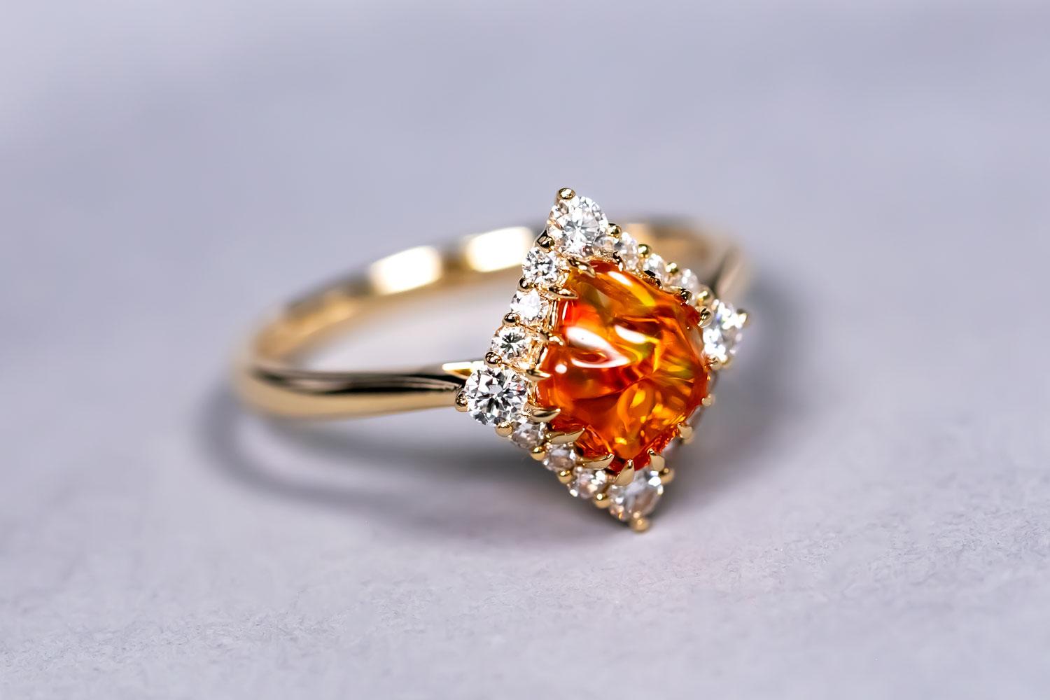 Anillo de compromiso de diamantes en forma de ópalo de fuego mexicano de oro amarillo de 18 quilates en venta 3