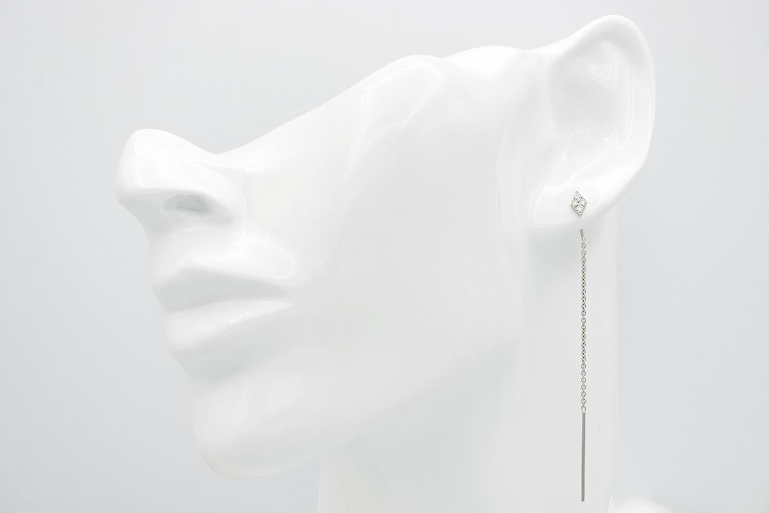 Taille ronde Boucle d'oreilles en forme de diamant avec chaîne de suspension filetée en vente