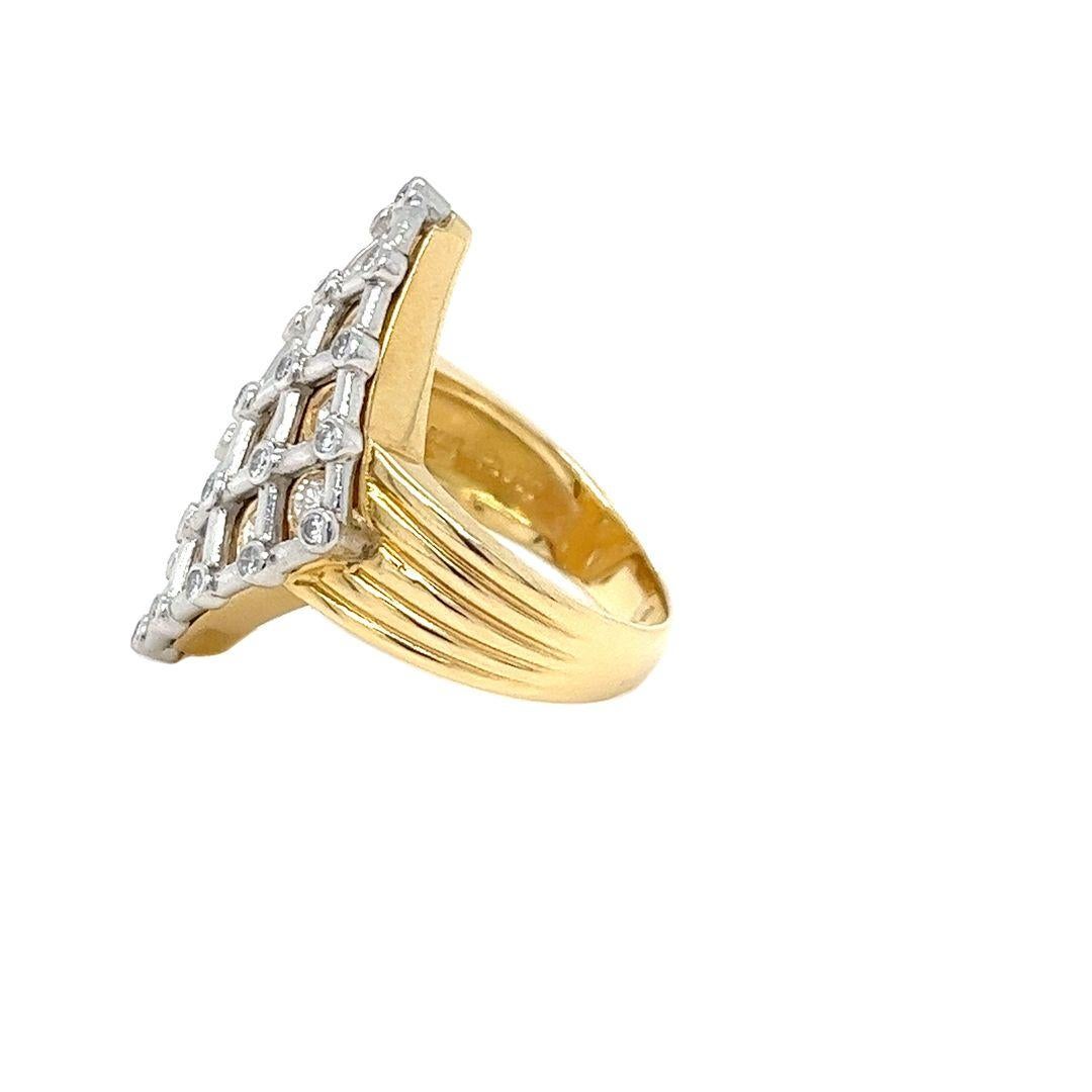 Taglio rotondo Anello in oro e diamanti bicolore a forma di diamante in vendita