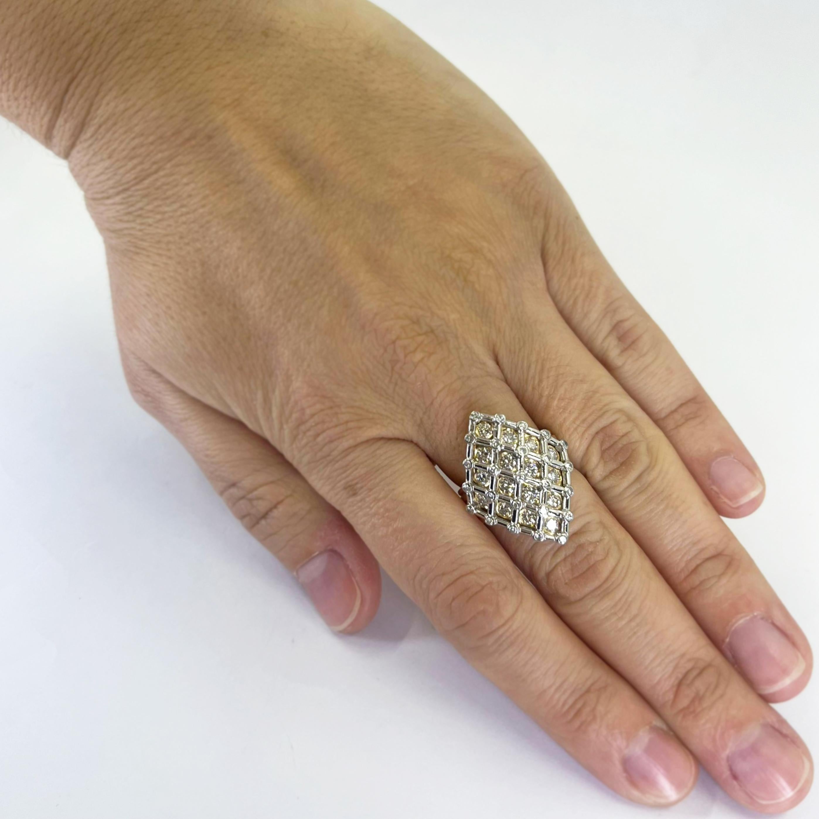 Anello a navette in oro 18 carati bicolore con 41 diamanti rotondi taglio brillante di purezza SI e colore G/H per un totale di 1,31 carati. Dito misura 6. Include un servizio di dimensionamento su richiesta, prima della spedizione. Il peso finito è