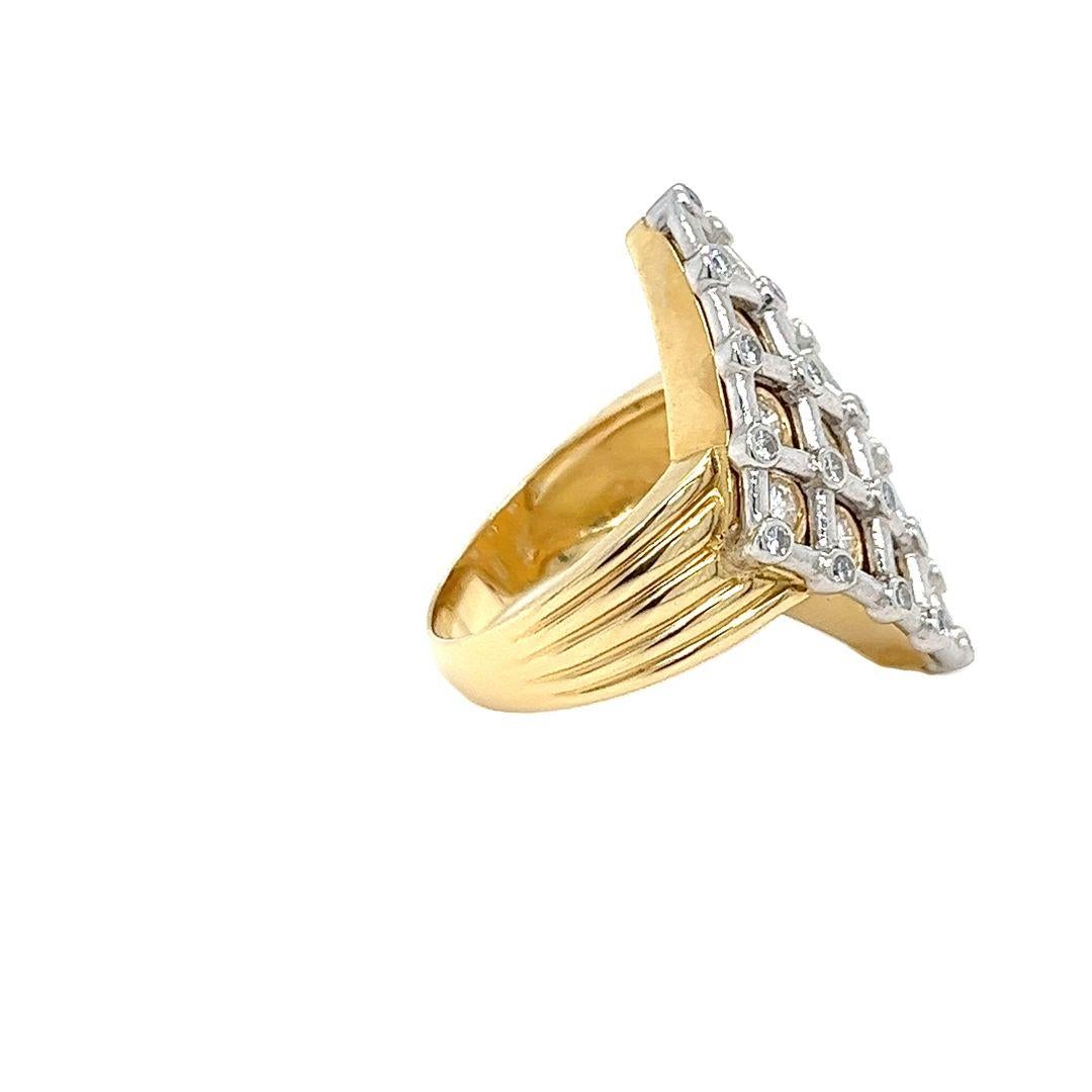 Donna Anello in oro e diamanti bicolore a forma di diamante in vendita