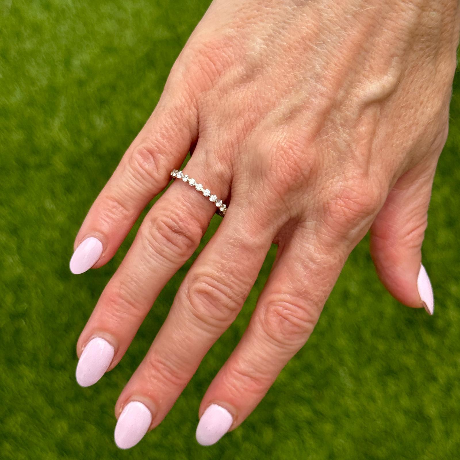 Gemeinsamer Diamantring 14 Karat Gelbgold Moderner Bandring im Angebot 1