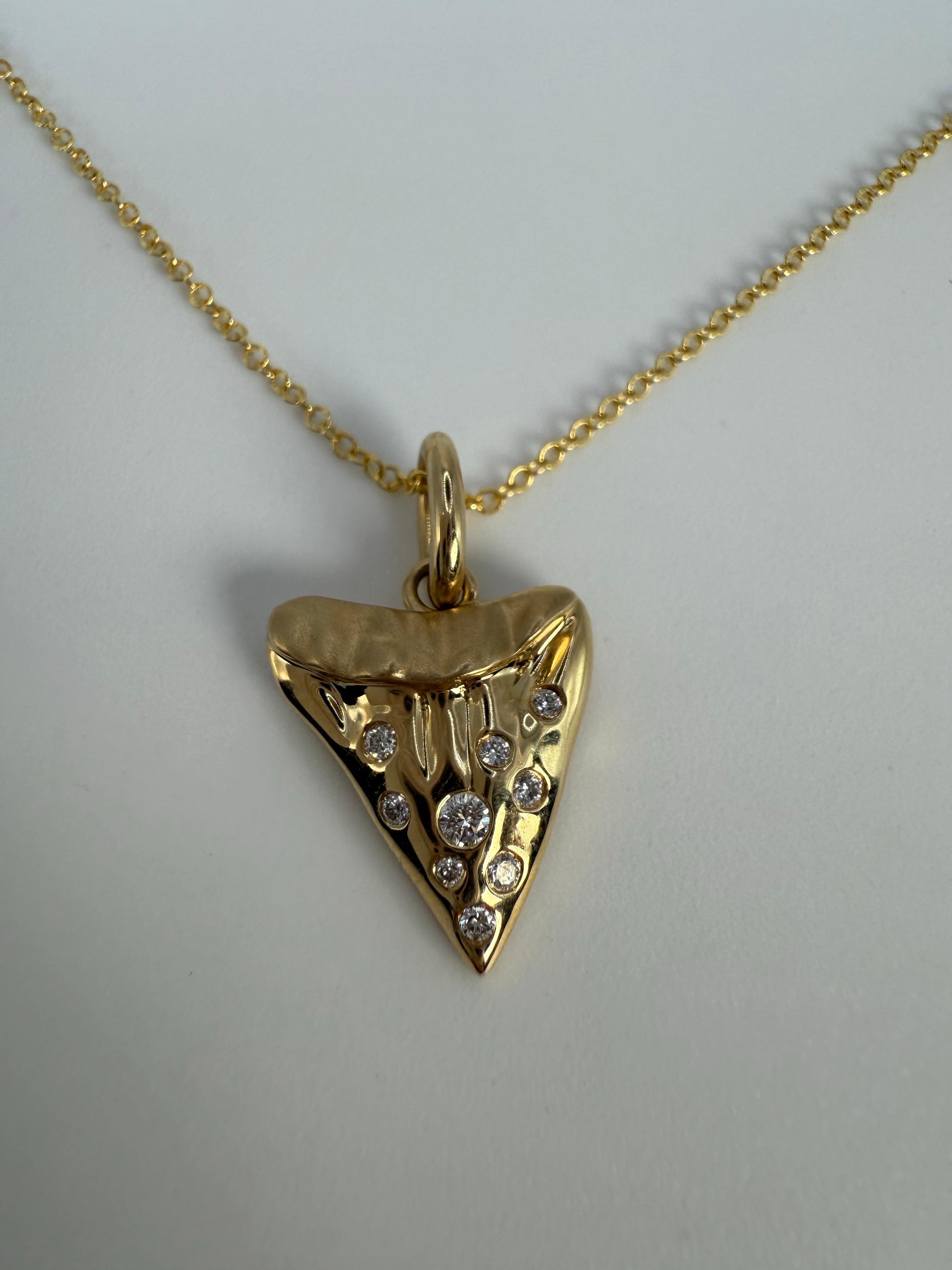 Superbe dent de requin moderne en diamant réalisée en or jaune 14KT avec des diamants naturels de haute qualité. Livré avec une chaîne de 18 pouces et un certificat d'authenticité.

CE QUE VOUS OBTENEZ À LA BIJOUTERIE STAMPAR :
Stampar Jewelers,