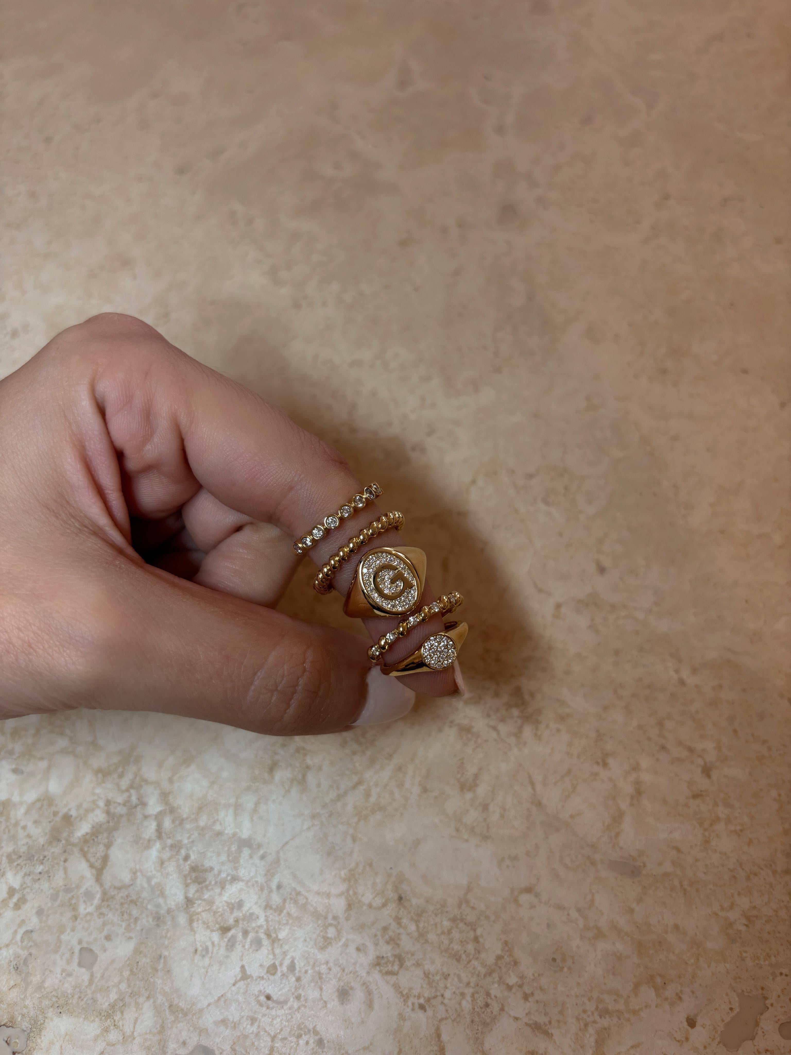 Letra G, Anillo de sello de diamantes 0,19cts, Oro amarillo de 18 quilates, 3,5g de oro Contemporáneo en venta