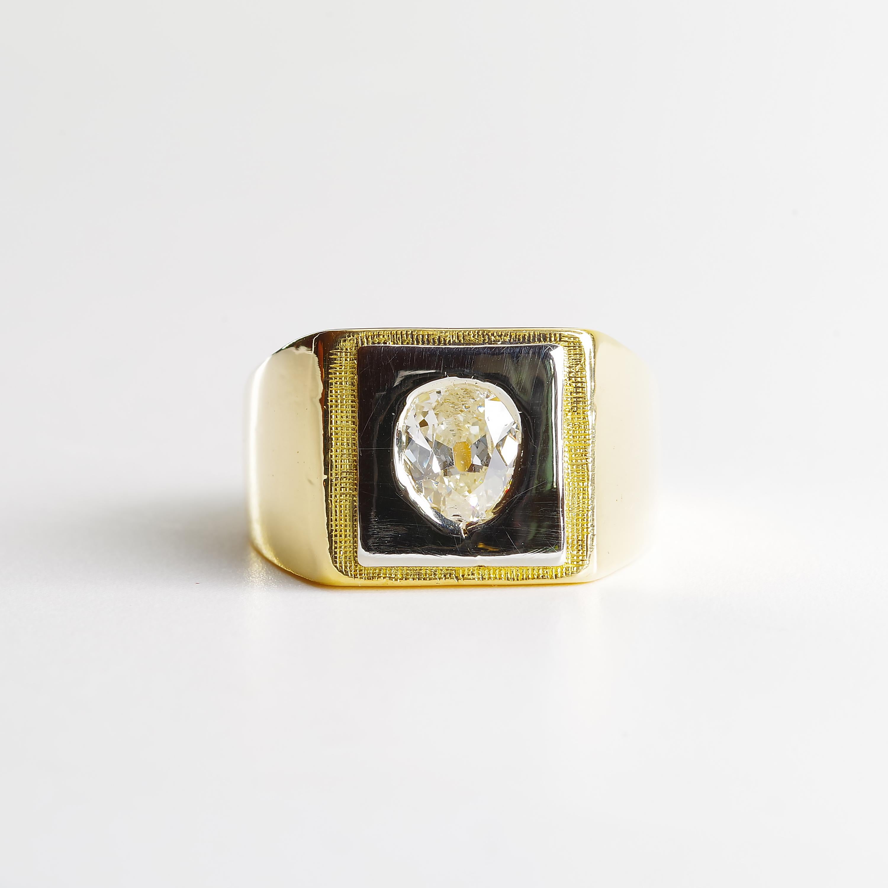 I have been collecting rings since I was five. Nonstop. Some rings stand out and this is one of them. It's impeccable: handcrafted in France around 1940, this retro-period men's ring is made from 18K yellow gold and faced with a thick slab of 18k