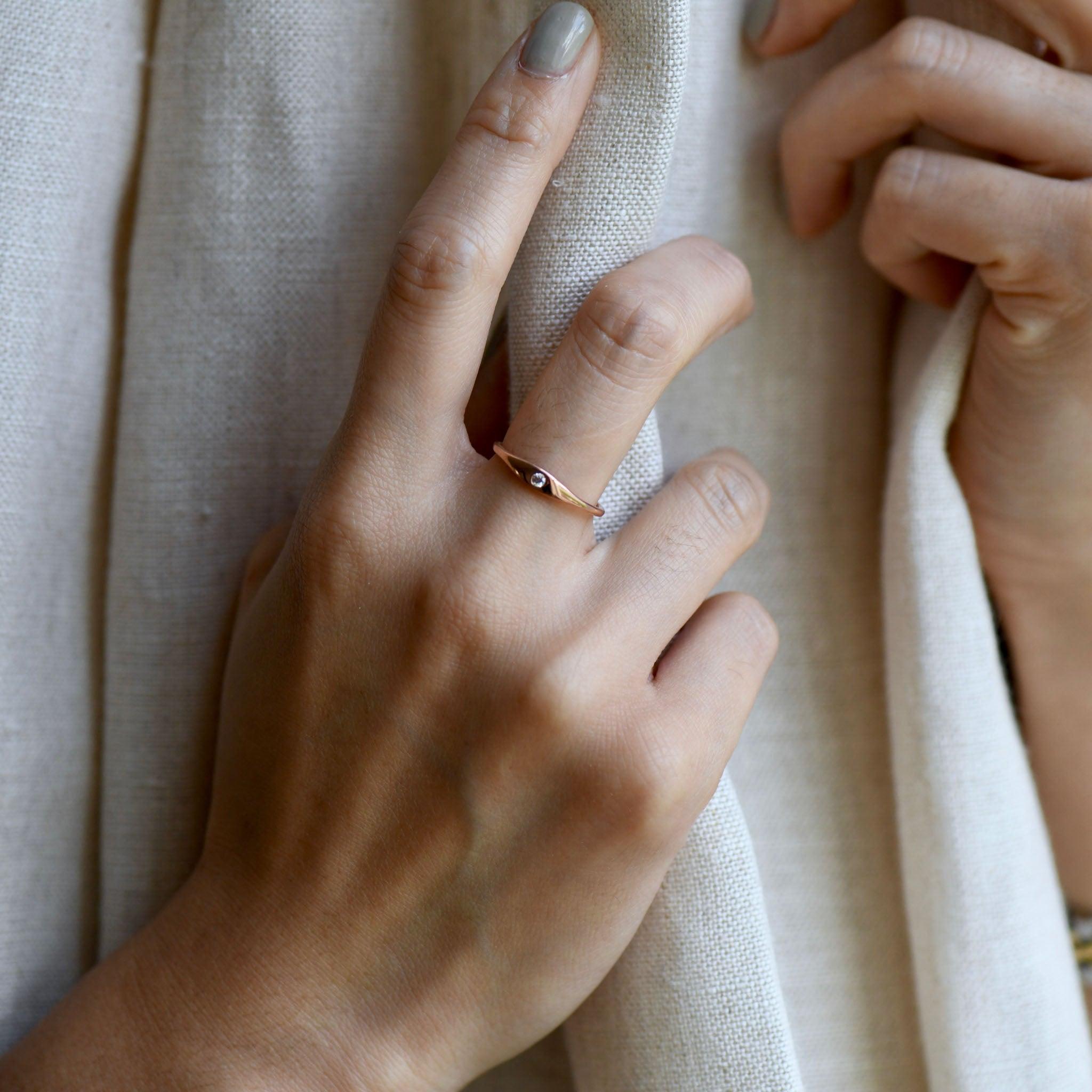 En vente :  Bague signet en or jaune 18 carats et diamants 2