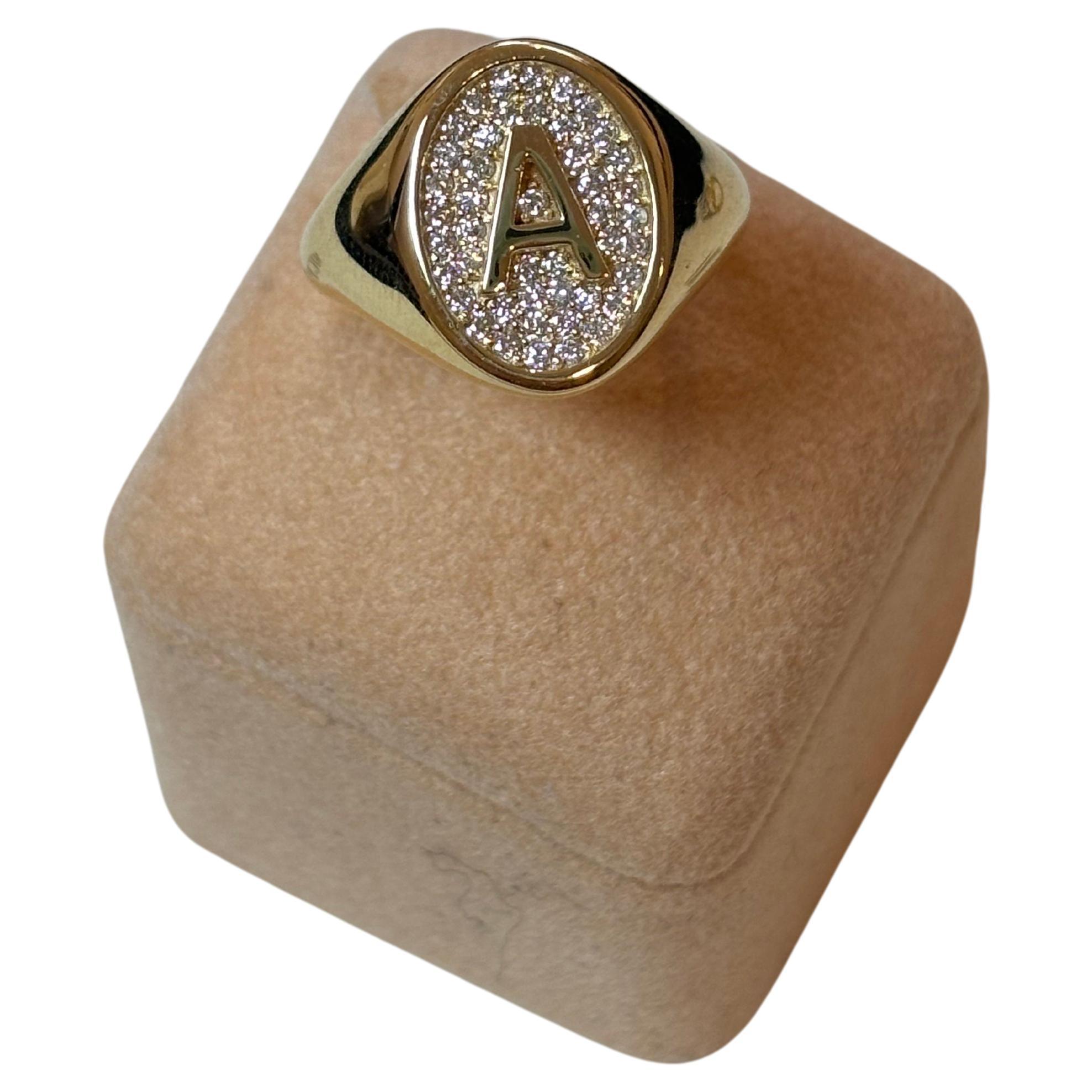 Letra A, Anillo con sello de diamantes, 0.20CTW DIAMANTES, ORO 18K, POR Michelle Massoura