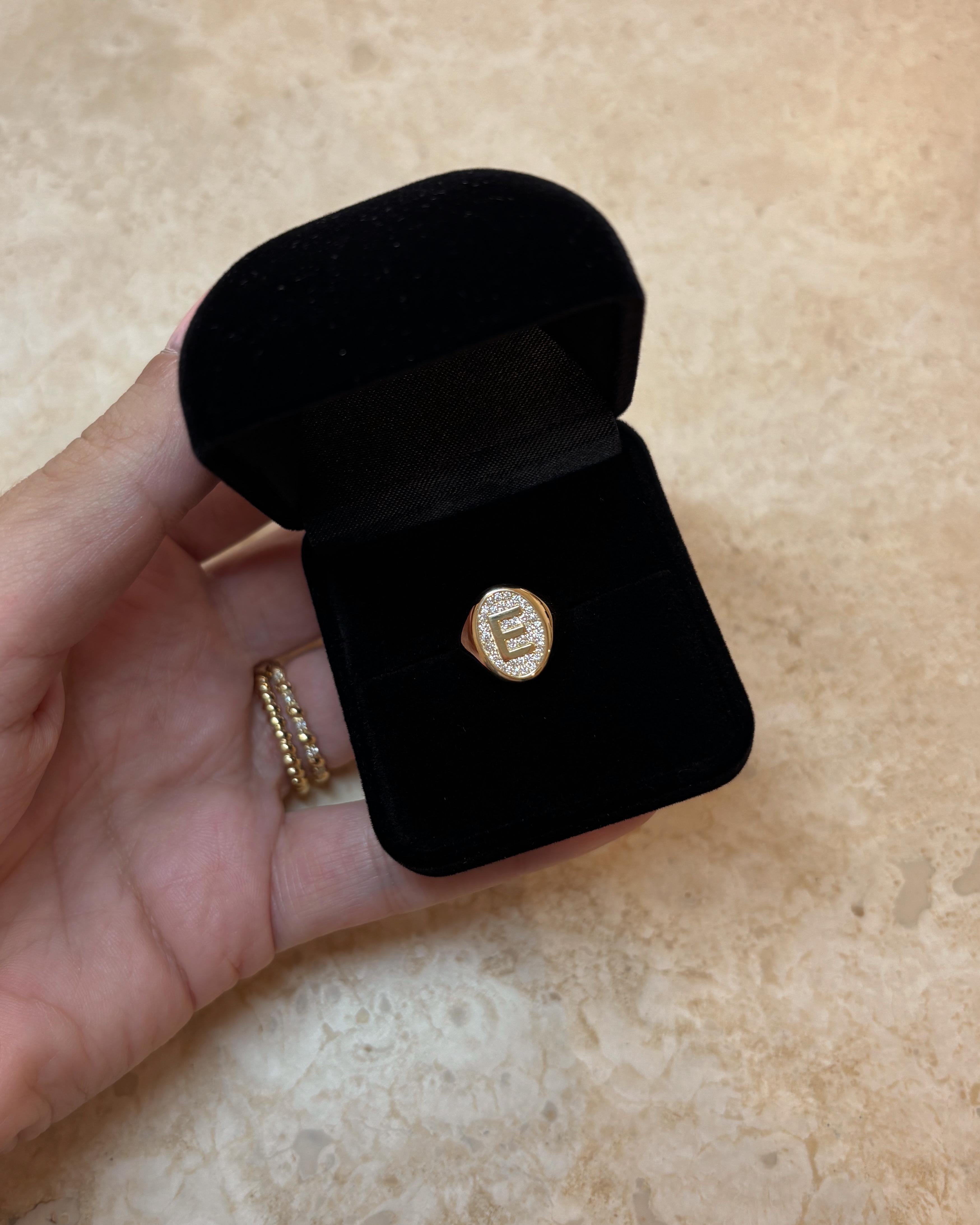 En venta: Letra E, Anillo con sello de diamantes, 0,18 quilates de diamantes, oro de 18 quilates, por Michelle Massoura  3