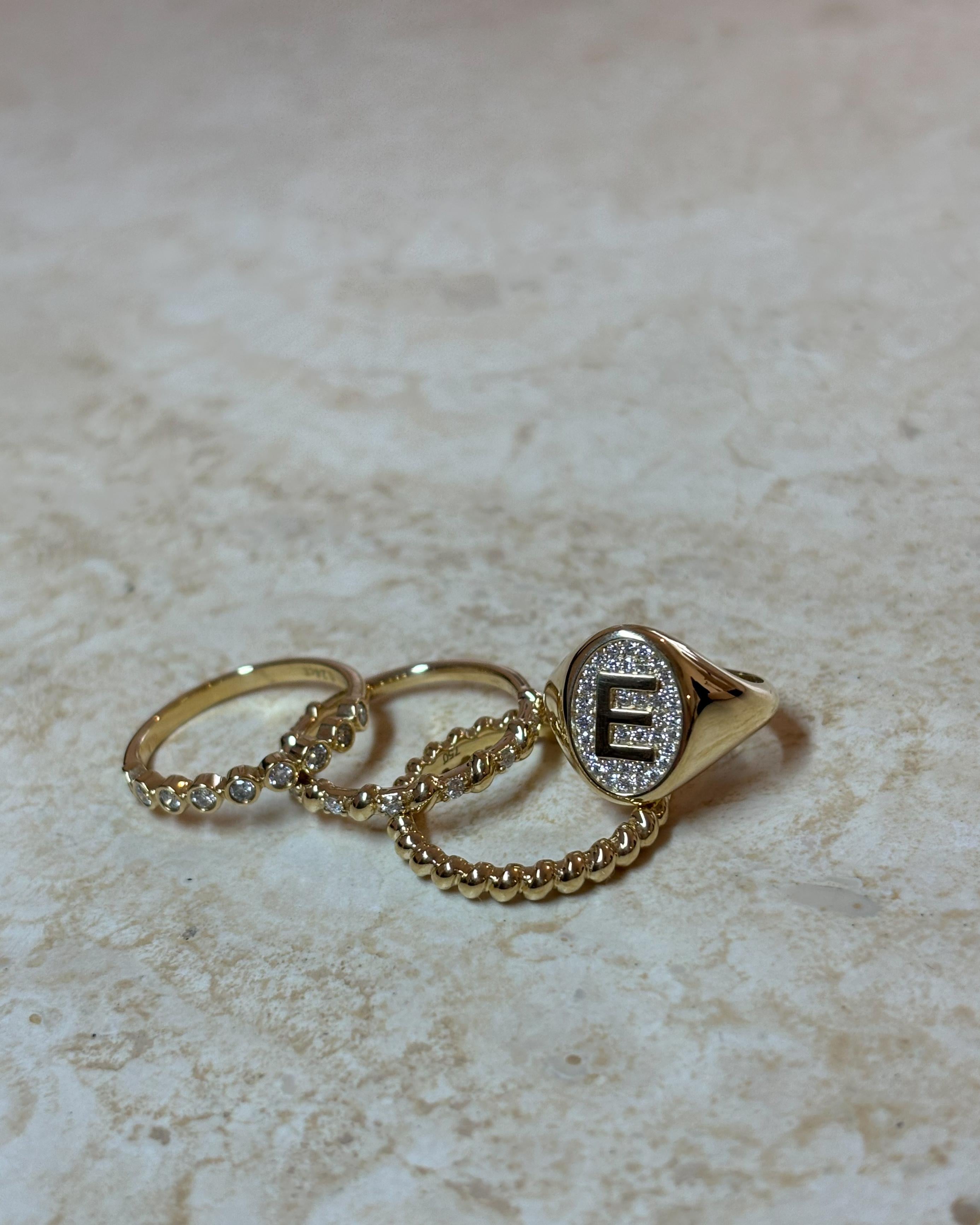 En venta: Letra E, Anillo con sello de diamantes, 0,18 quilates de diamantes, oro de 18 quilates, por Michelle Massoura  7