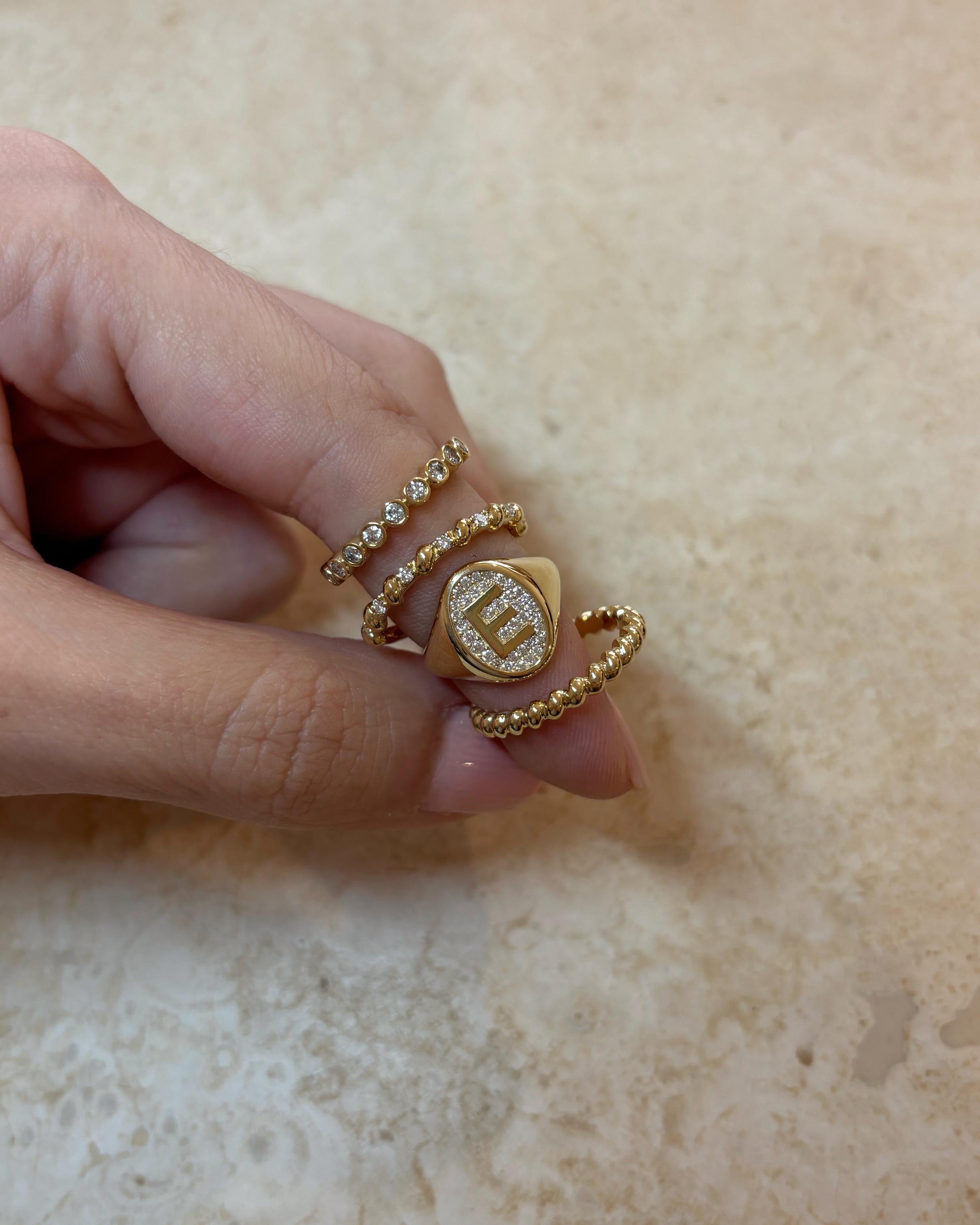 En venta: Letra E, Anillo con sello de diamantes, 0,18 quilates de diamantes, oro de 18 quilates, por Michelle Massoura  8