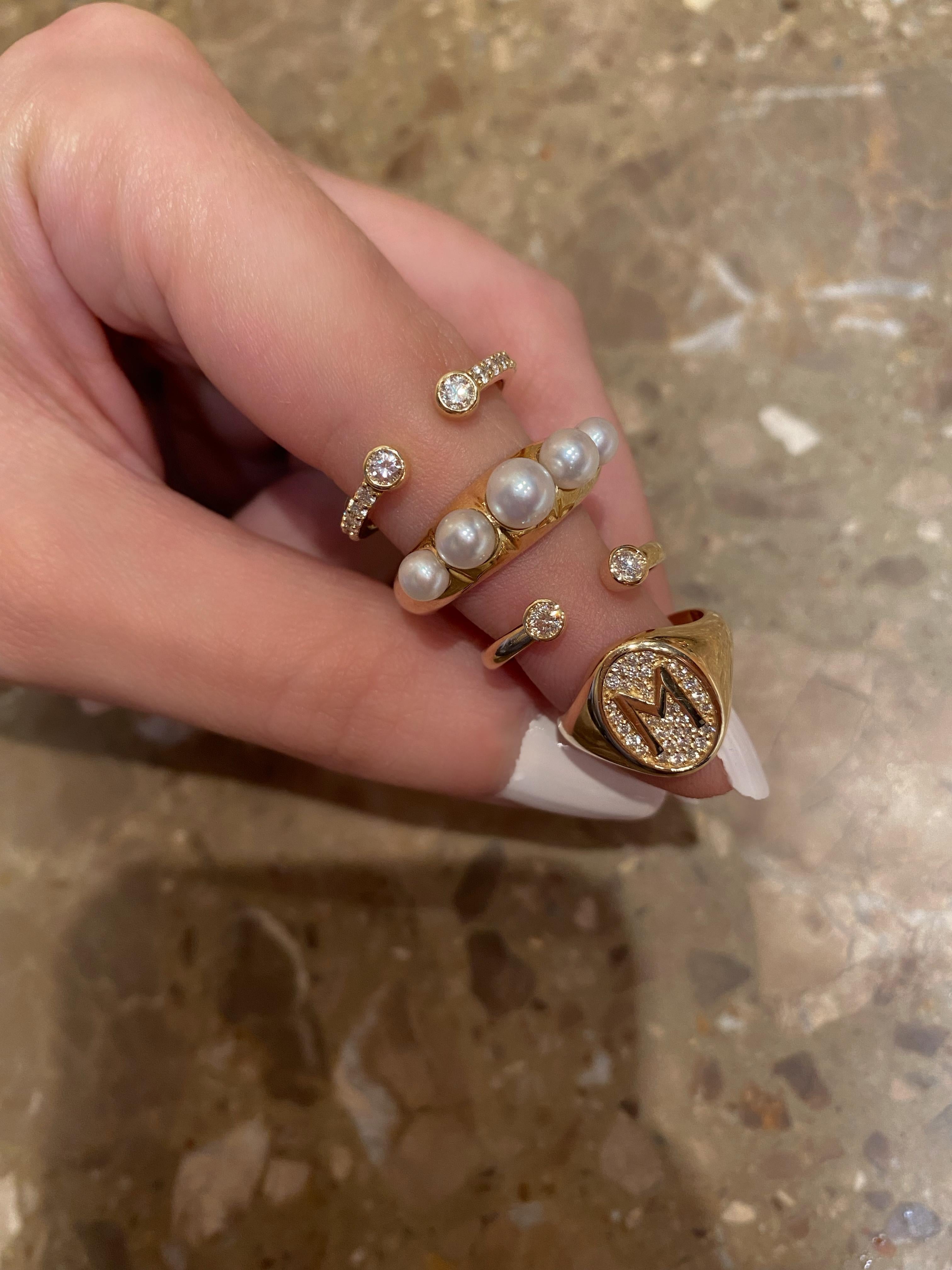 Letter M, Diamond Signet Ring, 0.18cts diamonds, 18k Gold For Sale 1