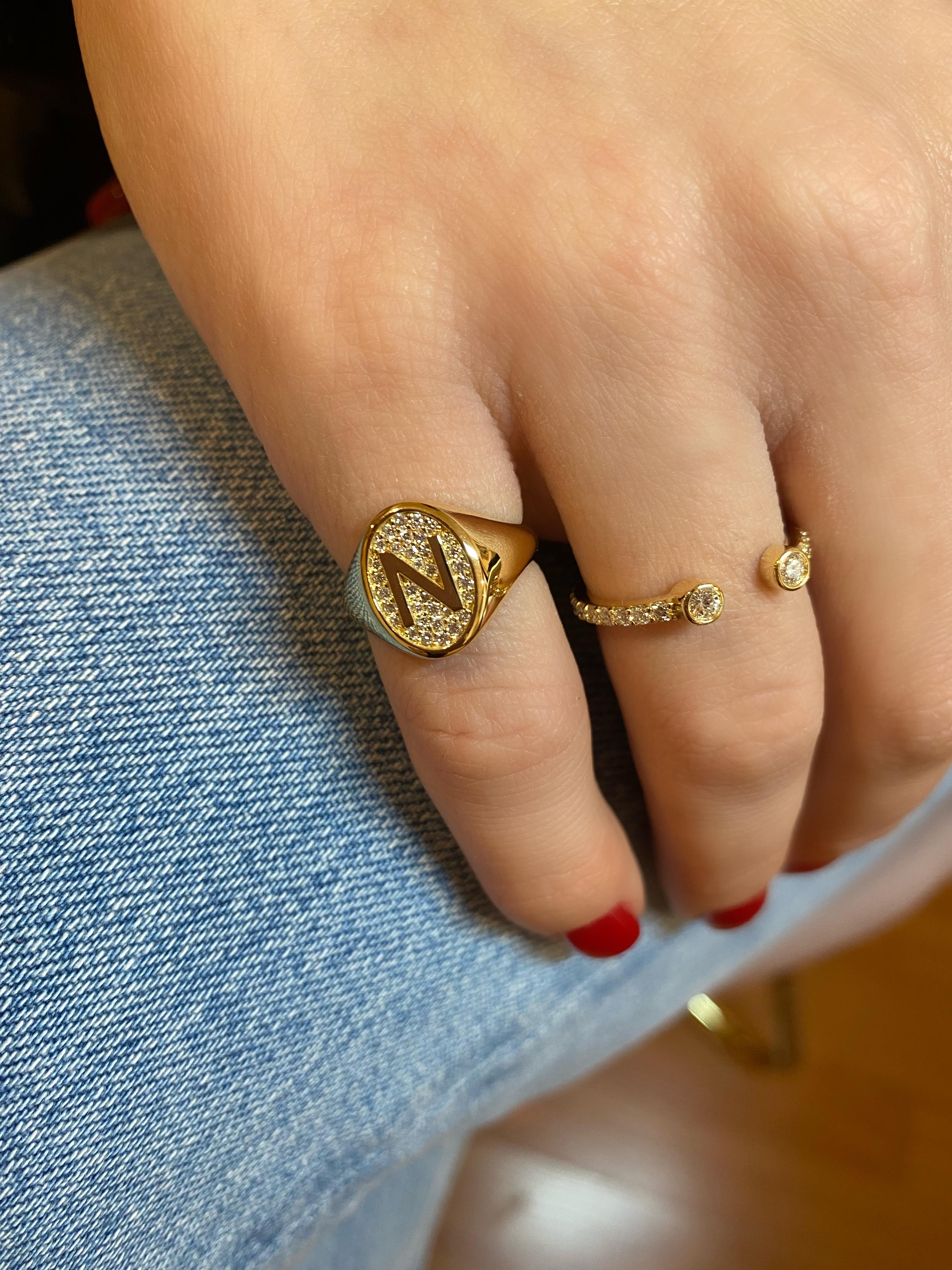 En venta: Letra N, Anillo con sello de diamantes, 0,18 quilates de diamantes, oro de 18 quilates, por Michelle Massoura  5