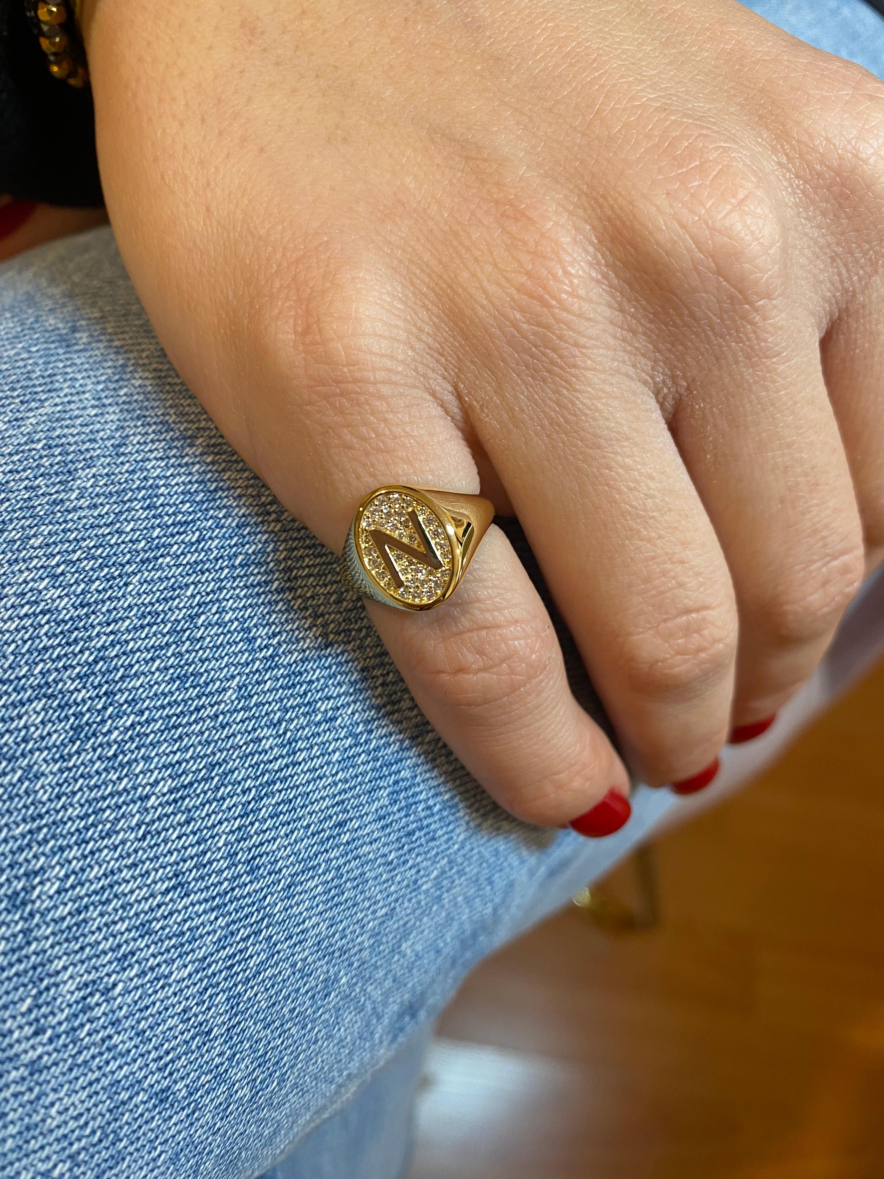 En venta: Letra N, Anillo con sello de diamantes, 0,18 quilates de diamantes, oro de 18 quilates, por Michelle Massoura  7