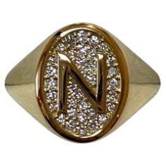 Letra N, Anillo con sello de diamantes, 0,18 quilates de diamantes, oro de 18 quilates, por Michelle Massoura