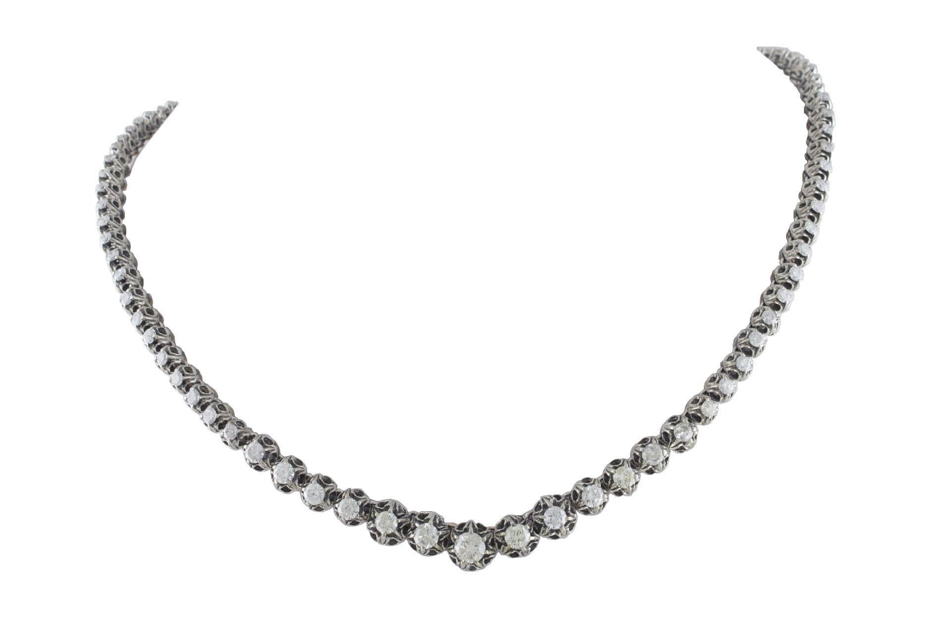 

Evergreen choker necklace in 9Kt gold and silver covered in round cut diamonds.
diamonds(7.62Kt)
tot weight 35.5gr
Rf.9111591 
For any enquires, please contact the seller through the message center.